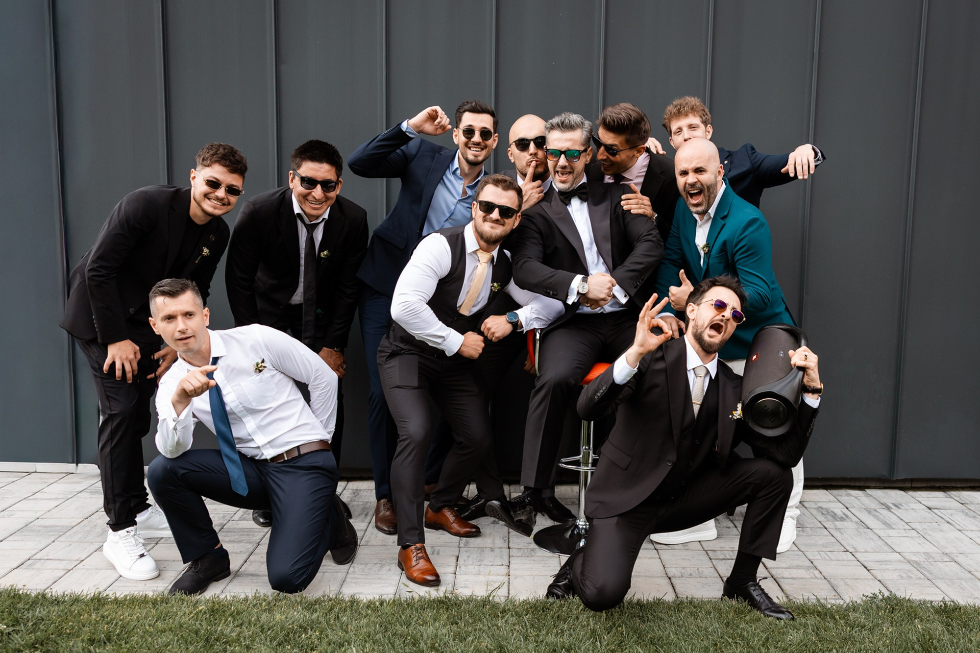 Grup amuzant cu mirele și prietenii la nuntă, fotograf evenimente București, Blink Photo.