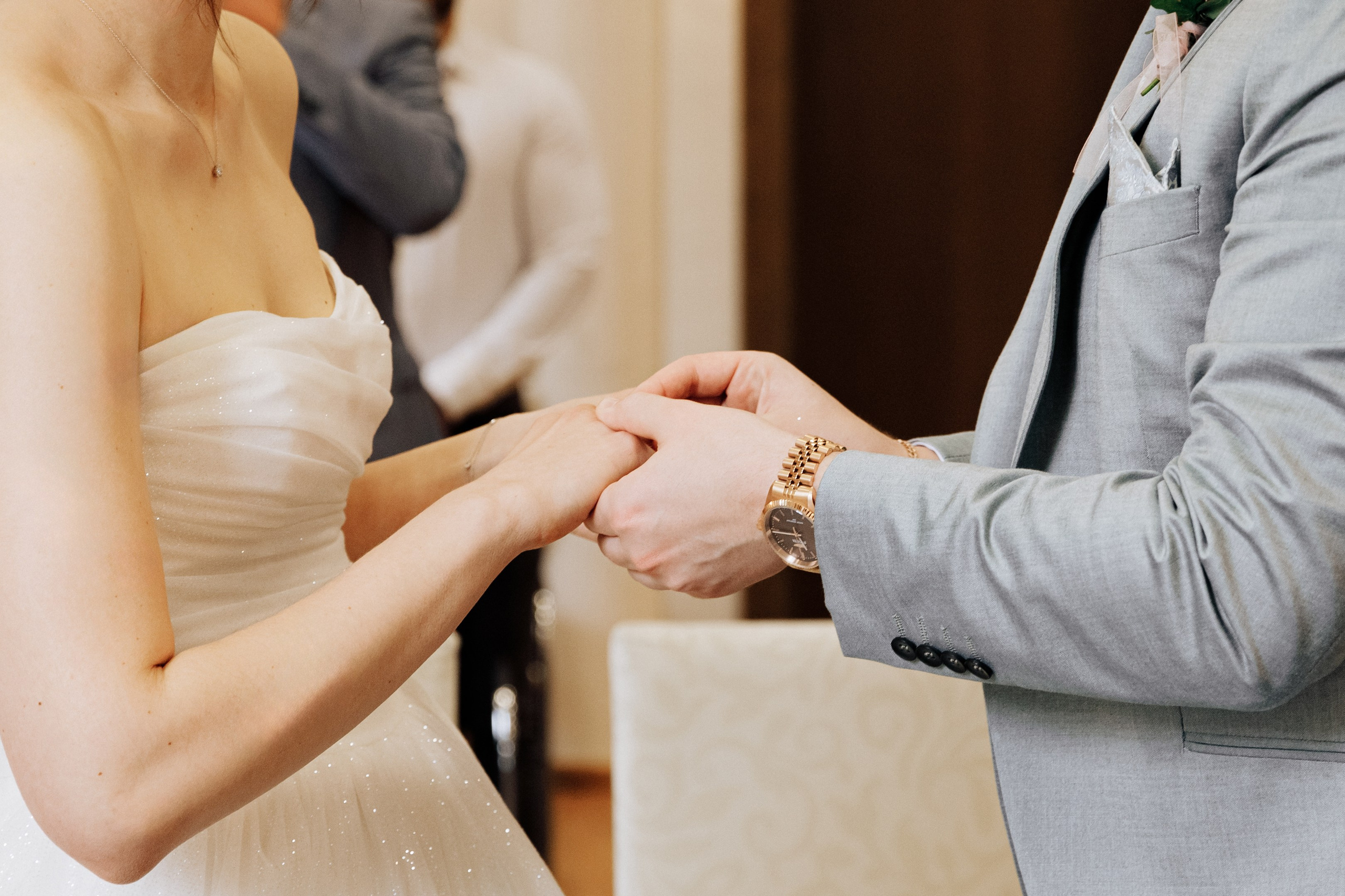 Der Bräutigam zieht der Braut den Ehering an. Ein intimer und bedeutungsvoller Moment der Hochzeitszeremonie.