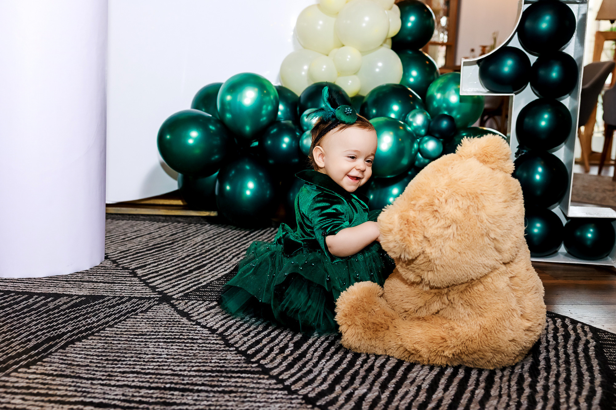 фотосесия на първи рожден ден, фотограф бургас, първи рожден ден, репортаж, репортажно заснимане, първи рожден ден, беббешка фотосесия, фотограф несебър, фотограф поморие, фотогра слънчев бряг, готограф ахелой, заснимане на парти, семеен фотограф, торта,торта за първи рожден ден, salzara, рокля за момиче, рокля за първи рожден ден, hotel luxor, ресторант veronique