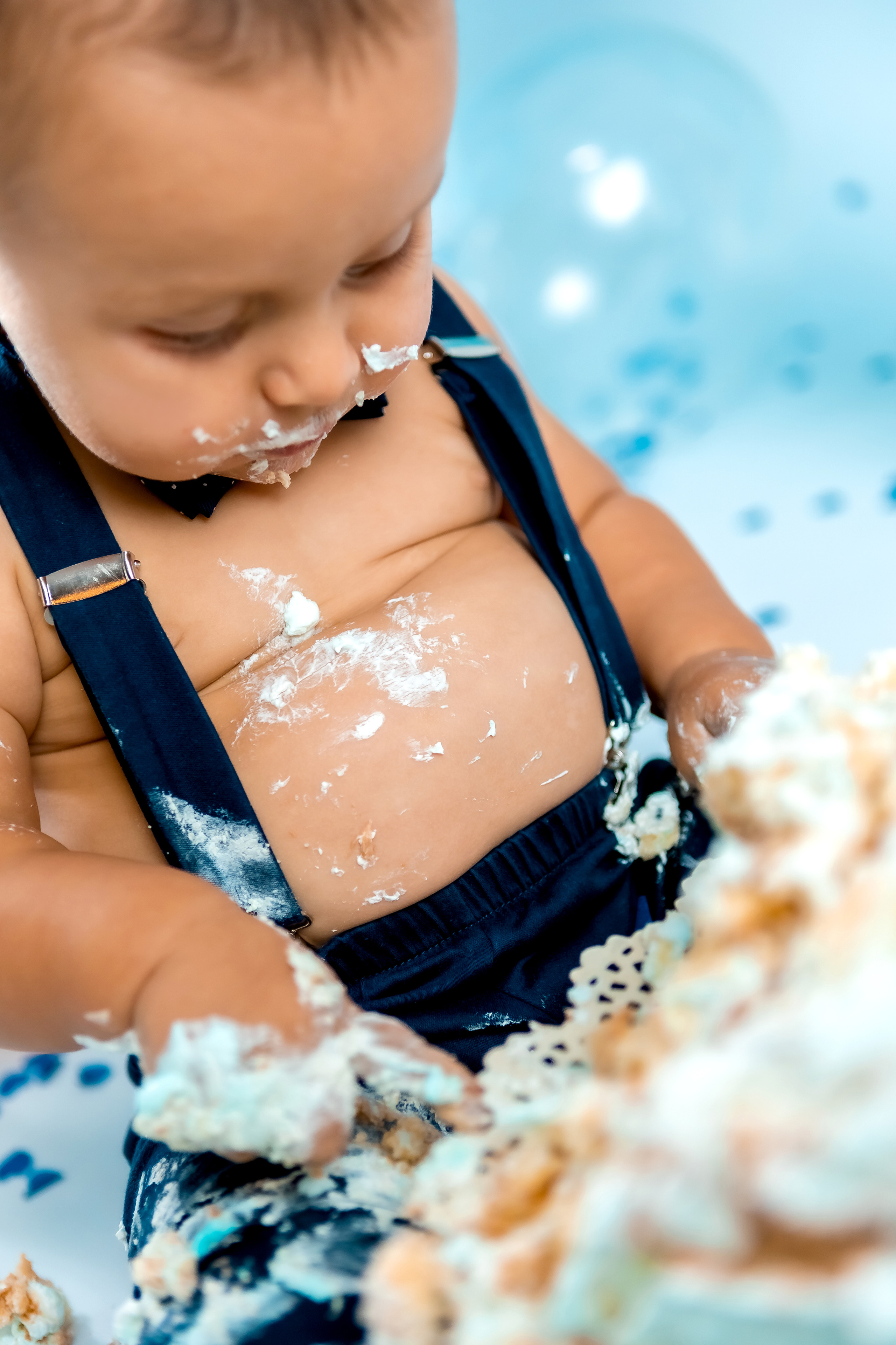 smash cake фотосессия, първи рожден ден, бебешка фотосесия, болони, декорация за рожден ден, фотосесия в студио, детски фотограф, фотограф бургас, най-добйр фотограф