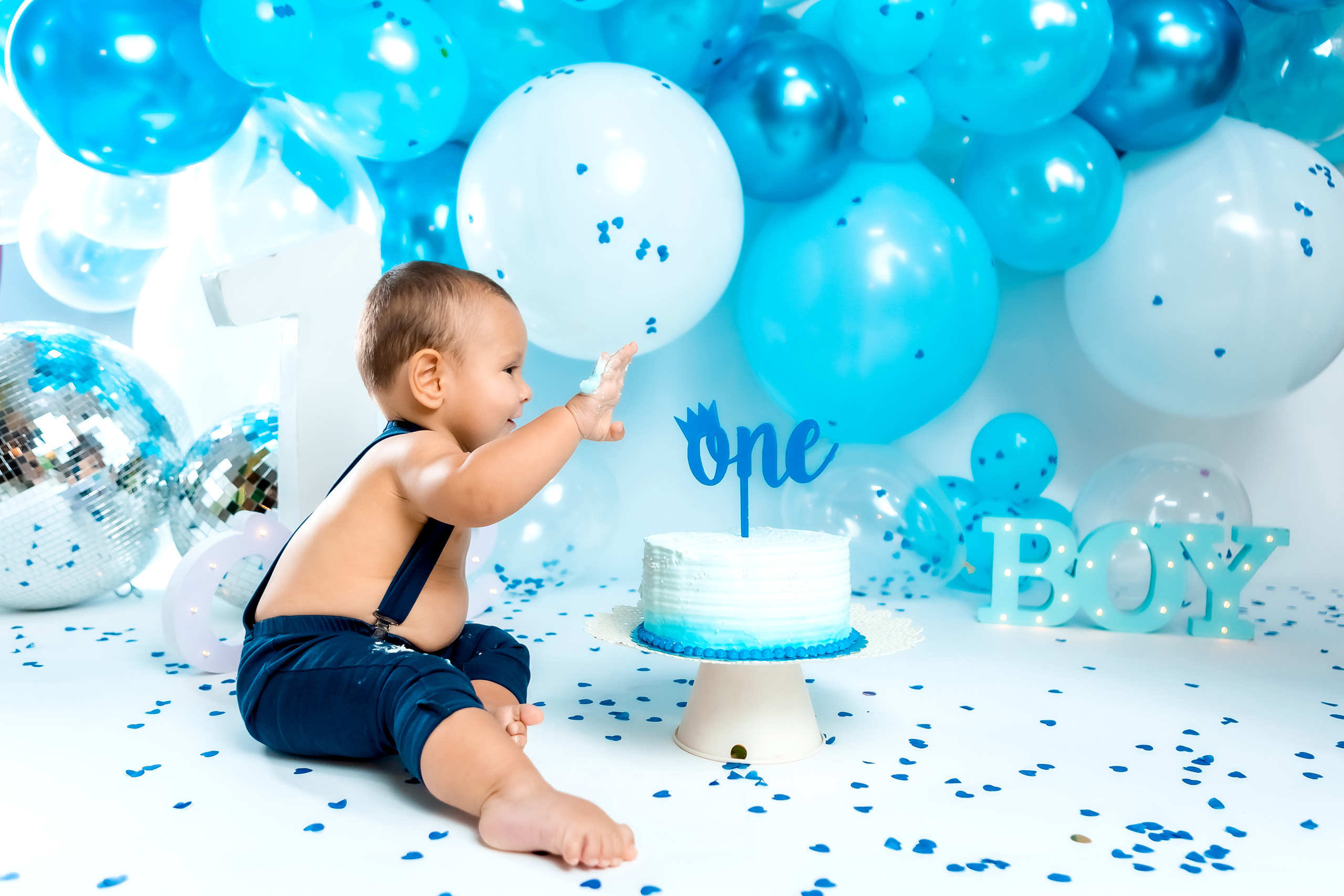 smash cake фотосессия, първи рожден ден, бебешка фотосесия, болони, декорация за рожден ден, фотосесия в студио, детски фотограф, фотограф бургас, най-добйр фотограф