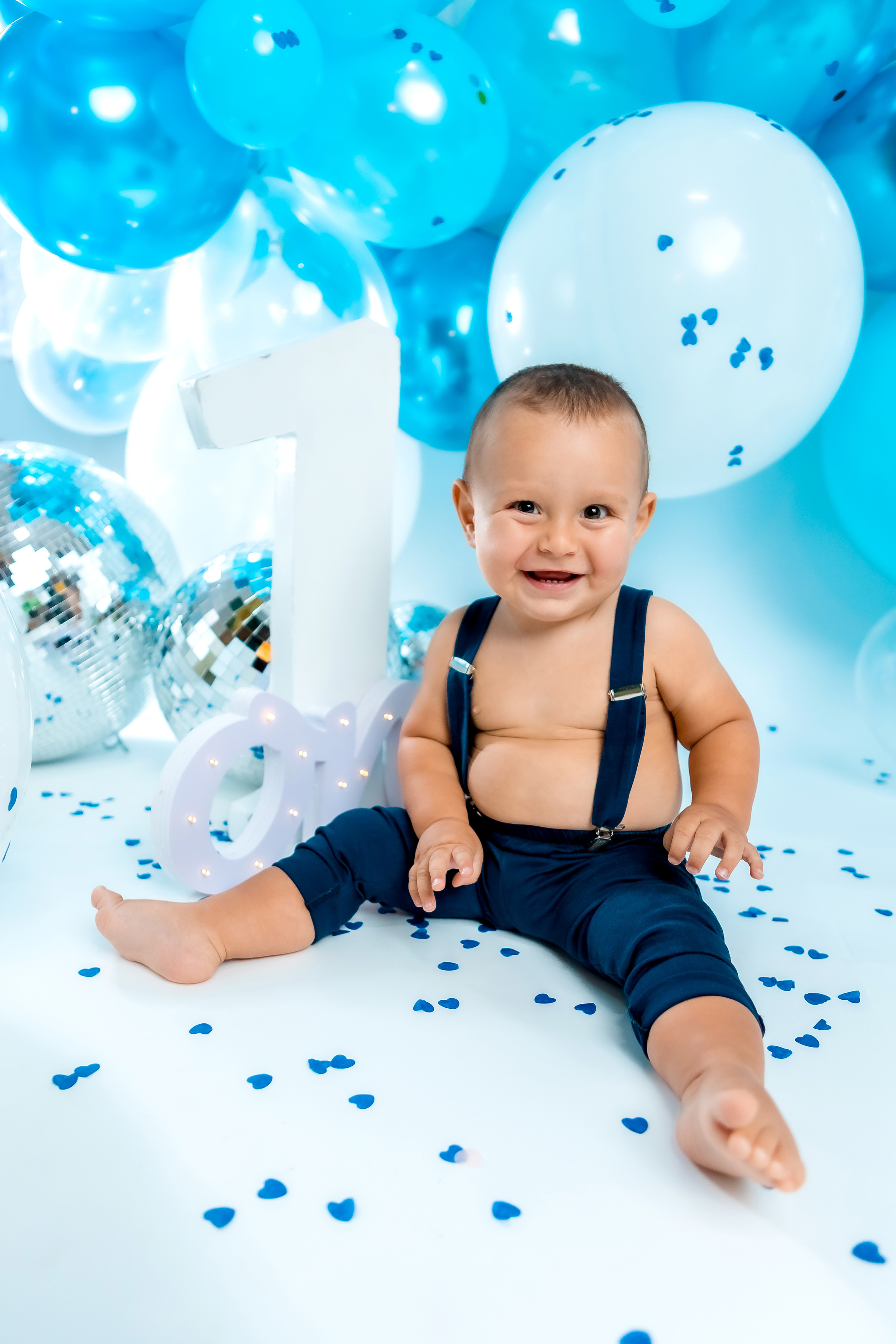 smash cake фотосессия, първи рожден ден, бебешка фотосесия, болони, декорация за рожден ден, фотосесия в студио, детски фотограф, фотограф бургас, най-добйр фотограф