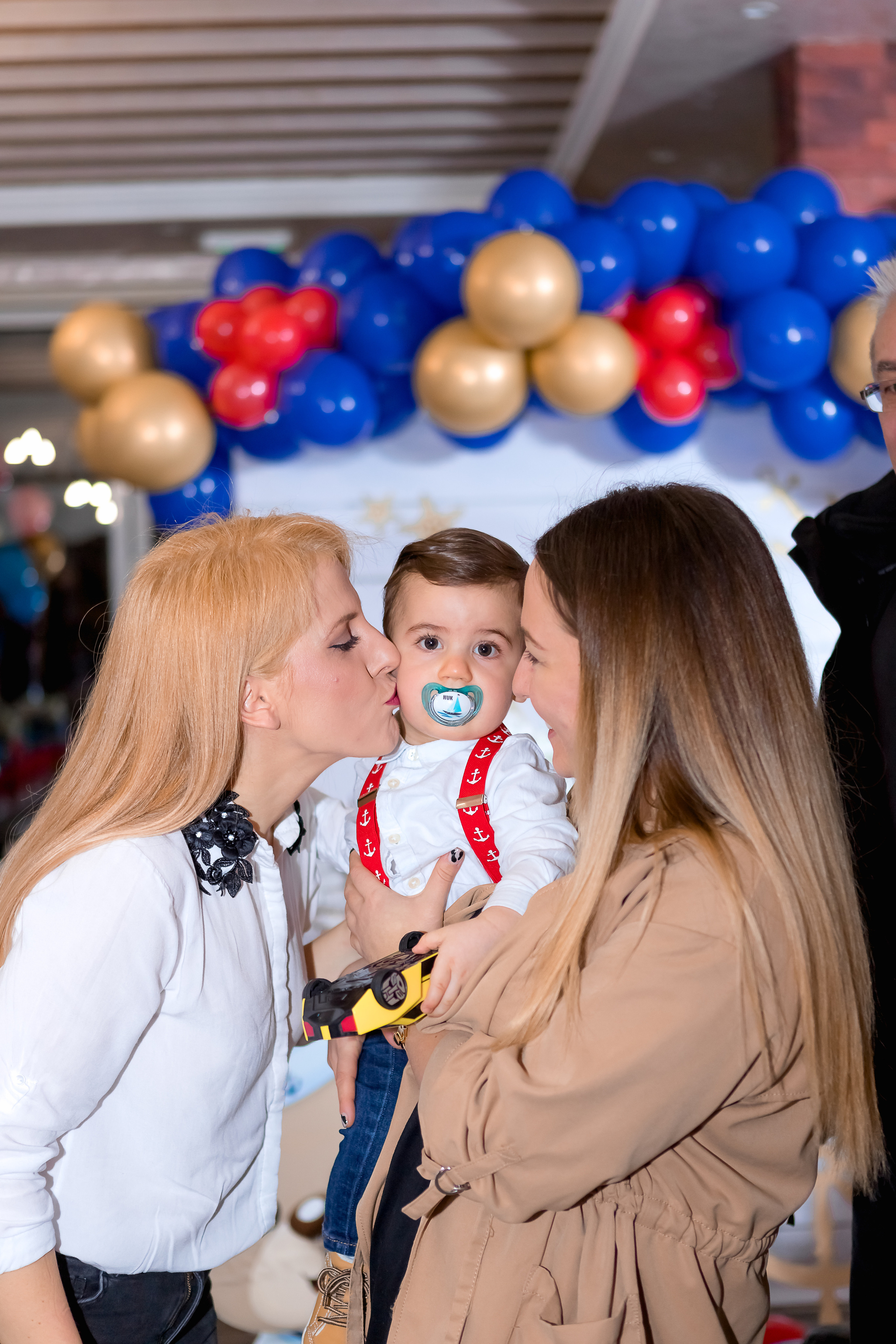 Чеастита ПърВА СВЕЩИЧКА!. Фотограф Ирина Йотова