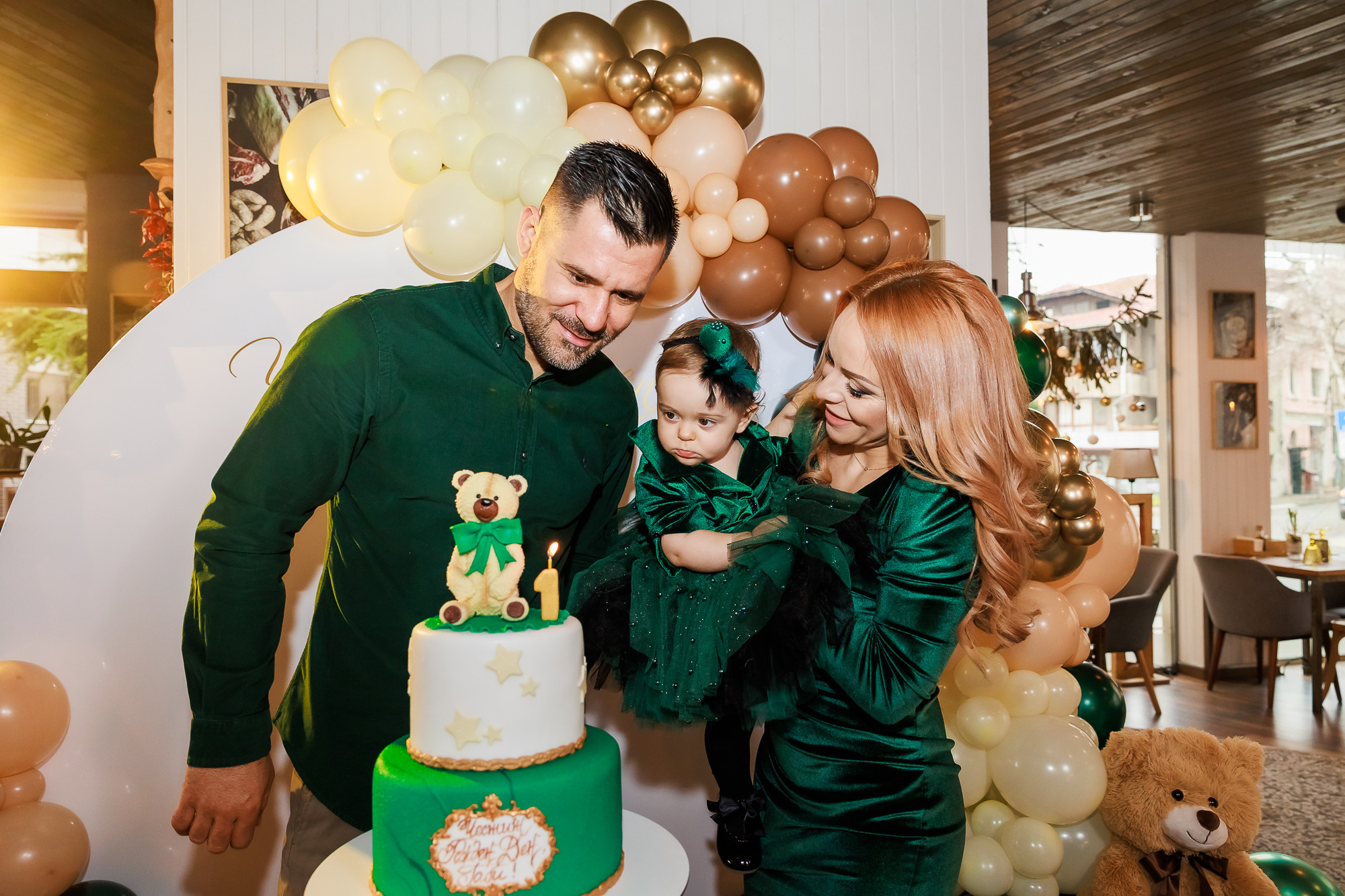 фотосесия на първи рожден ден, фотограф бургас, първи рожден ден, репортаж, репортажно заснимане, първи рожден ден, беббешка фотосесия, фотограф несебър, фотограф поморие, фотогра слънчев бряг, готограф ахелой, заснимане на парти, семеен фотограф, торта,торта за първи рожден ден, salzara, рокля за момиче, рокля за първи рожден ден