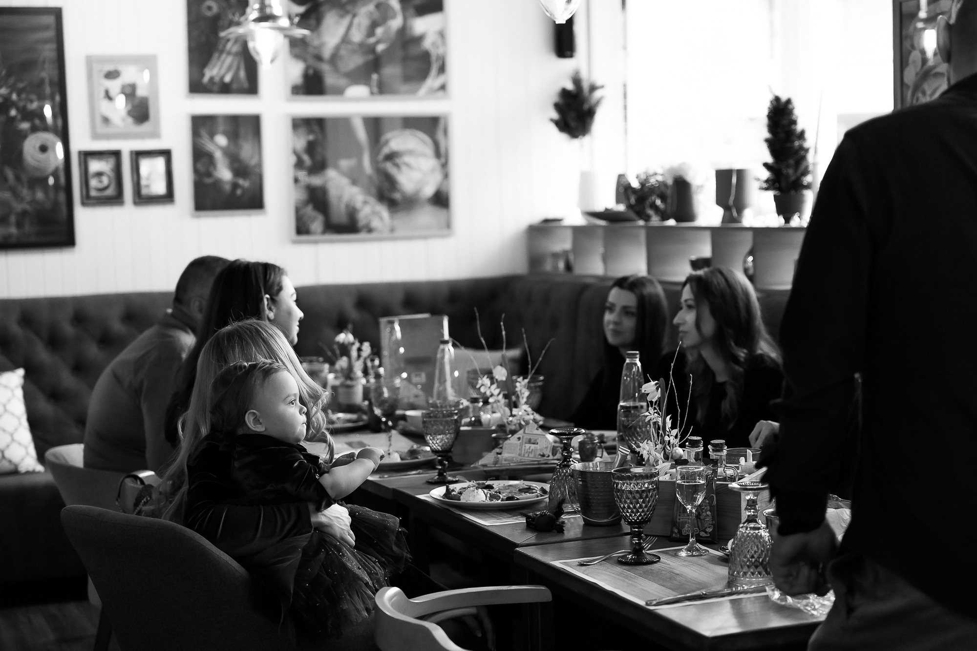 фотосесия на първи рожден ден, фотограф бургас, първи рожден ден, репортаж, репортажно заснимане, първи рожден ден, беббешка фотосесия, фотограф несебър, фотограф поморие, фотогра слънчев бряг, готограф ахелой, заснимане на парти, семеен фотограф, торта,торта за първи рожден ден, salzara, рокля за момиче, рокля за първи рожден ден, hotel luxor, ресторант veronique