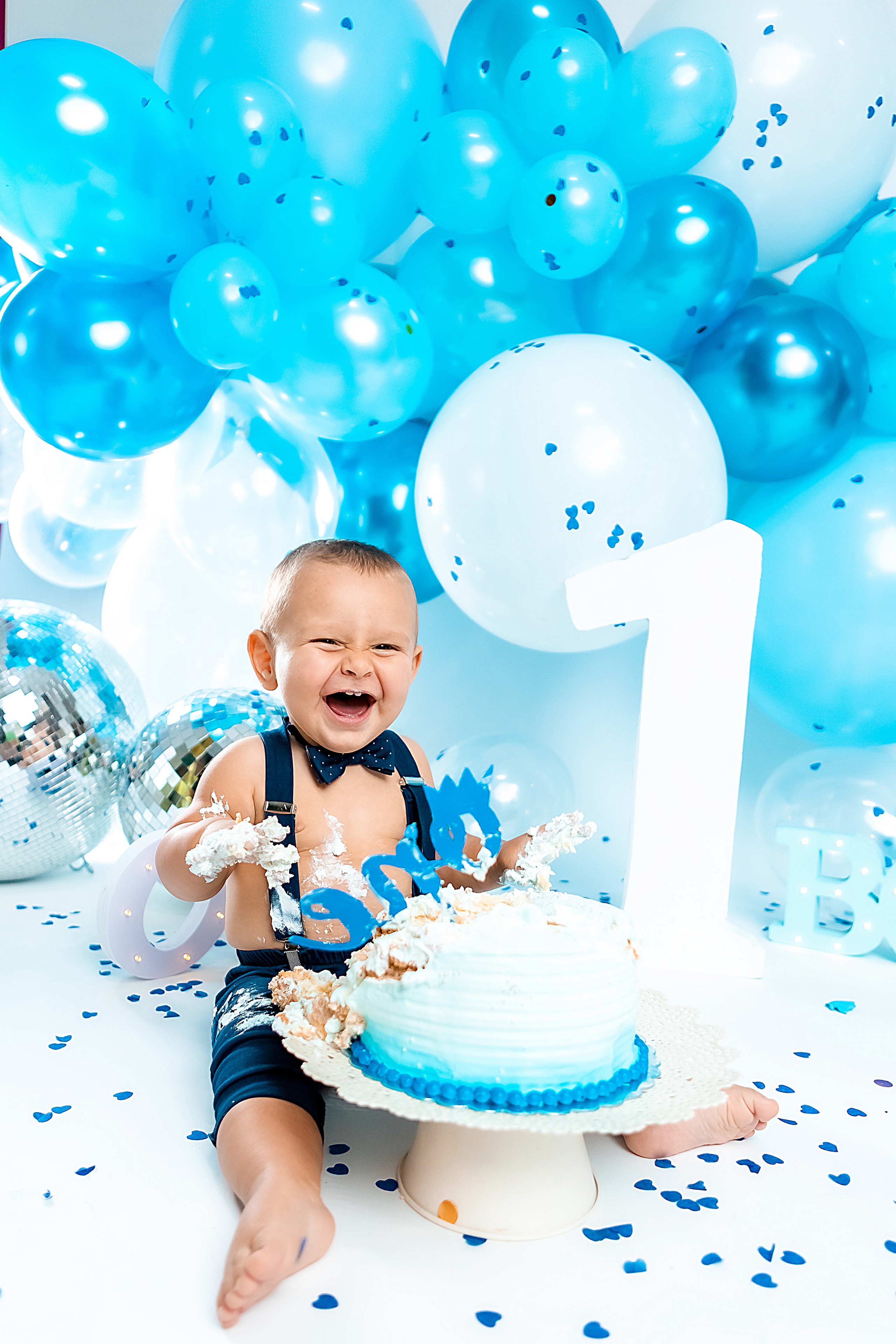 smash cake фотосессия, първи рожден ден, бебешка фотосесия, болони, декорация за рожден ден, фотосесия в студио, детски фотограф, фотограф бургас, най-добйр фотограф