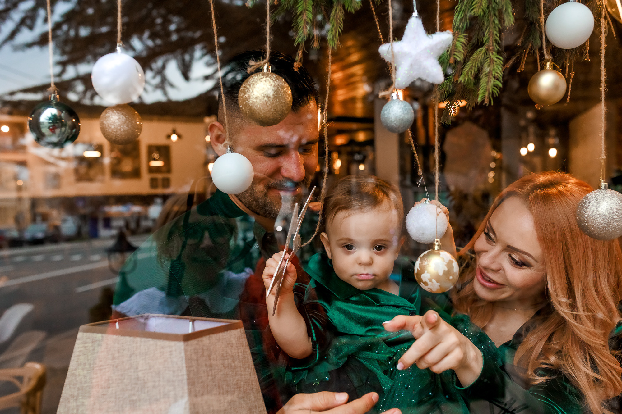 фотосесия на първи рожден ден, фотограф бургас, първи рожден ден, репортаж, репортажно заснимане, първи рожден ден, беббешка фотосесия, фотограф несебър, фотограф поморие, фотогра слънчев бряг, готограф ахелой, заснимане на парти, семеен фотограф, торта,торта за първи рожден ден, salzara, рокля за момиче, рокля за първи рожден ден, hotel luxor, ресторант veronique
