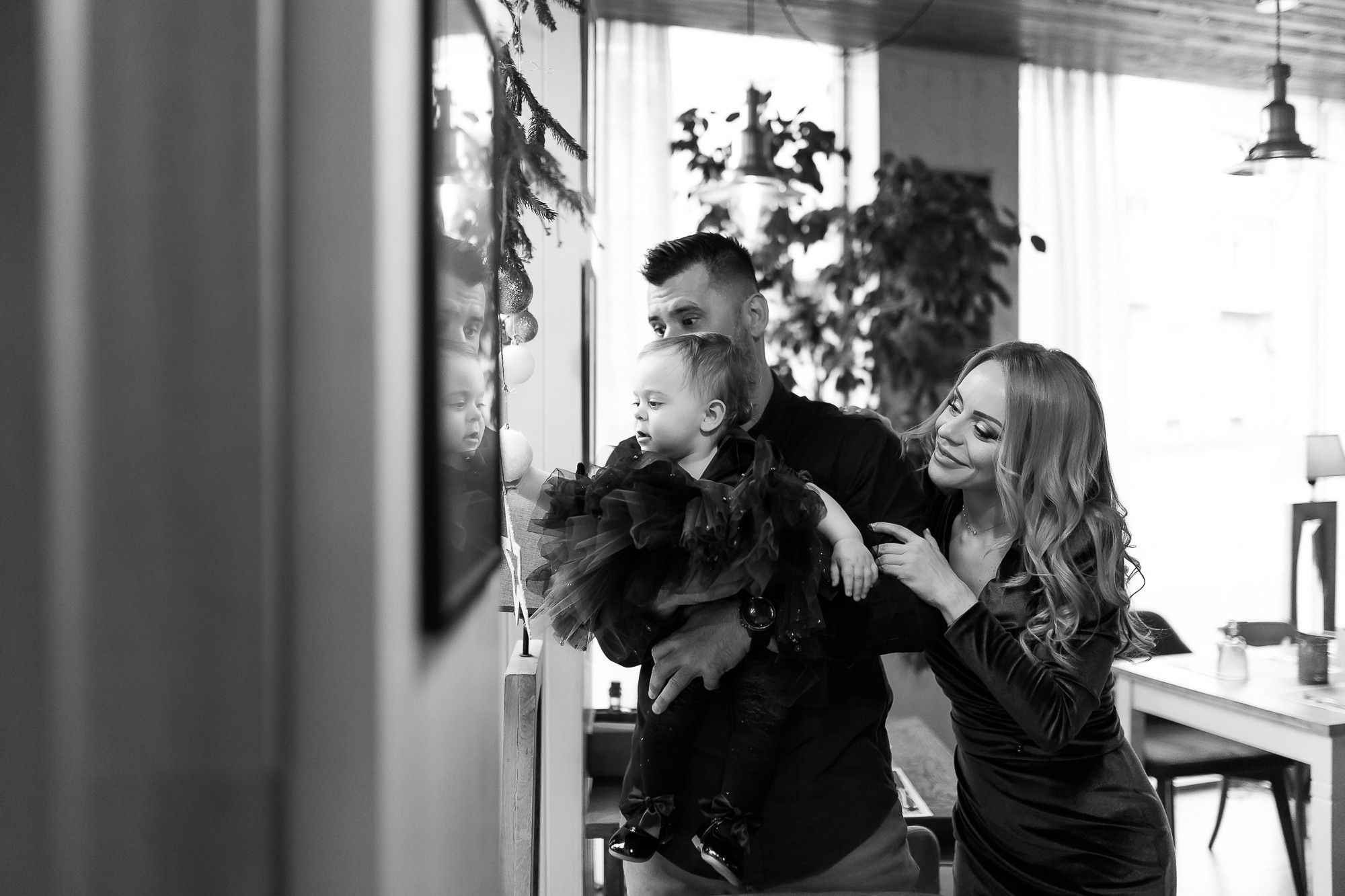 фотосесия на първи рожден ден, фотограф бургас, първи рожден ден, репортаж, репортажно заснимане, първи рожден ден, беббешка фотосесия, фотограф несебър, фотограф поморие, фотогра слънчев бряг, готограф ахелой, заснимане на парти, семеен фотограф, торта,торта за първи рожден ден, salzara, рокля за момиче, рокля за първи рожден ден, hotel luxor, ресторант veronique