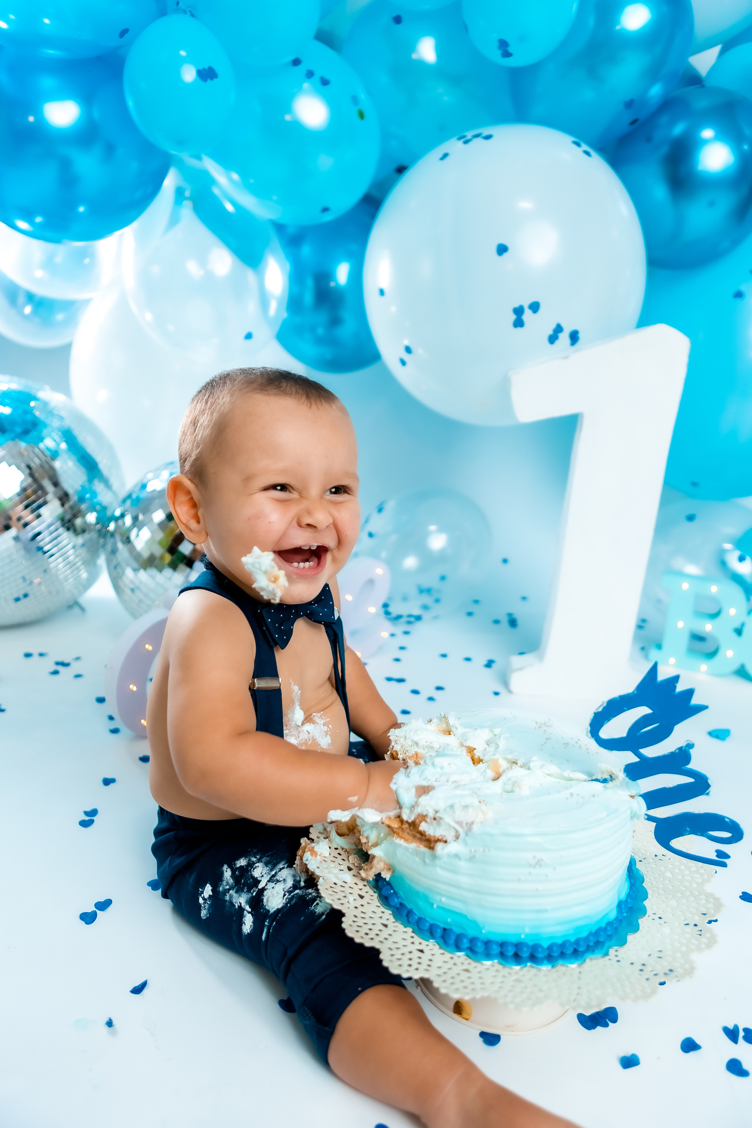 smash cake фотосессия, първи рожден ден, бебешка фотосесия, болони, декорация за рожден ден, фотосесия в студио, детски фотограф, фотограф бургас, най-добйр фотограф