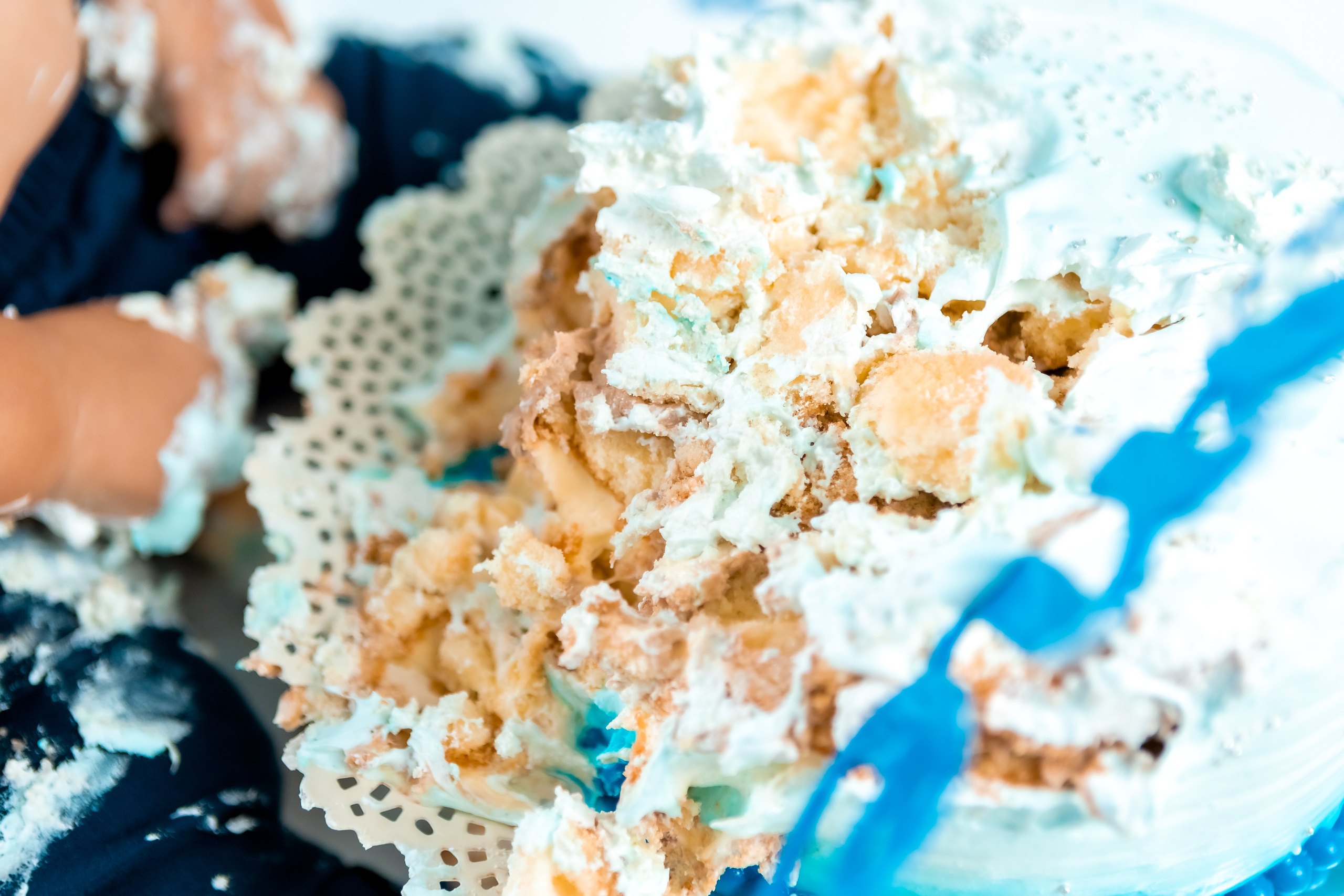 smash cake фотосессия, първи рожден ден, бебешка фотосесия, болони, декорация за рожден ден, фотосесия в студио, детски фотограф, фотограф бургас, най-добйр фотограф