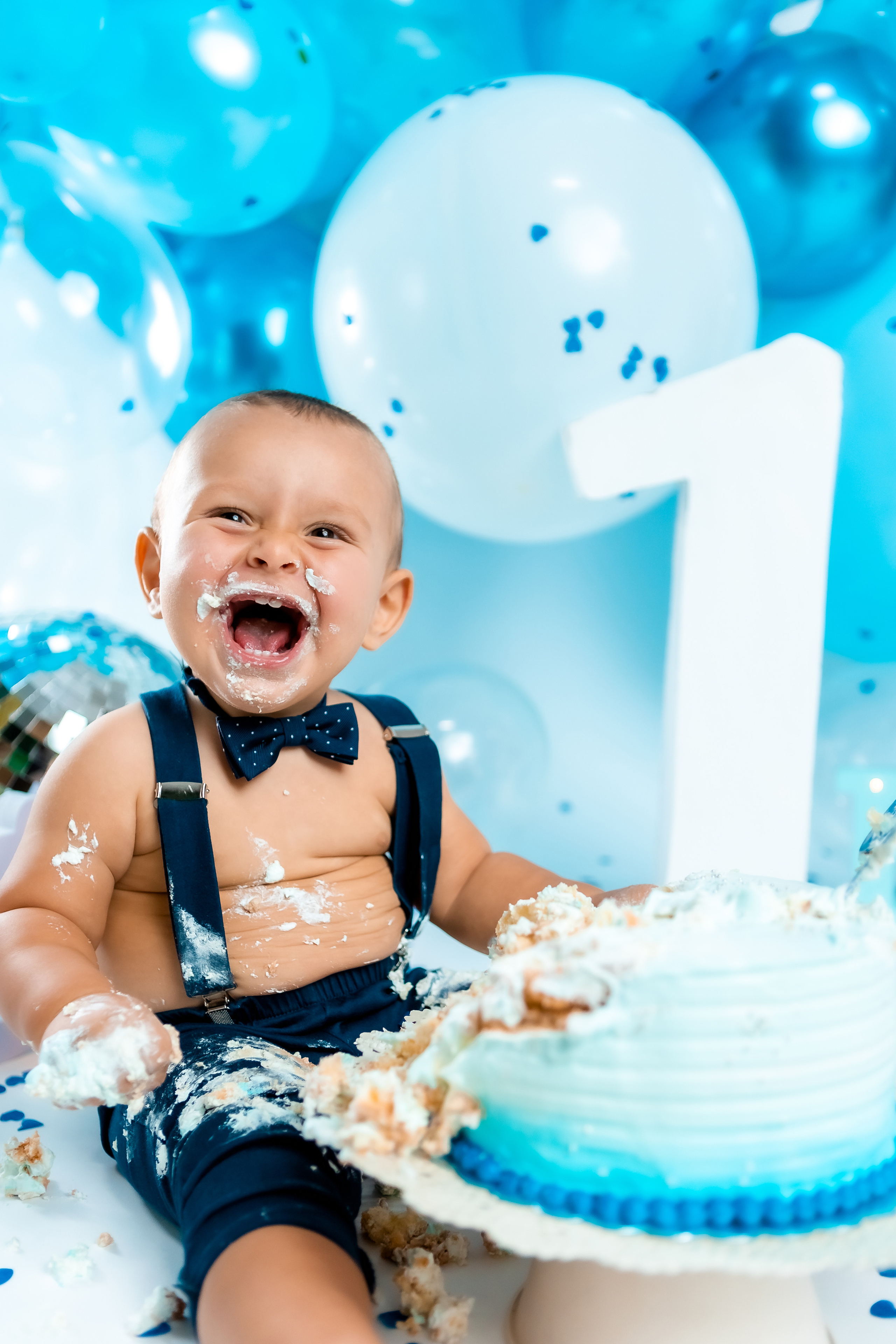 smash cake фотосессия, първи рожден ден, бебешка фотосесия, болони, декорация за рожден ден, фотосесия в студио, детски фотограф, фотограф бургас, най-добйр фотограф