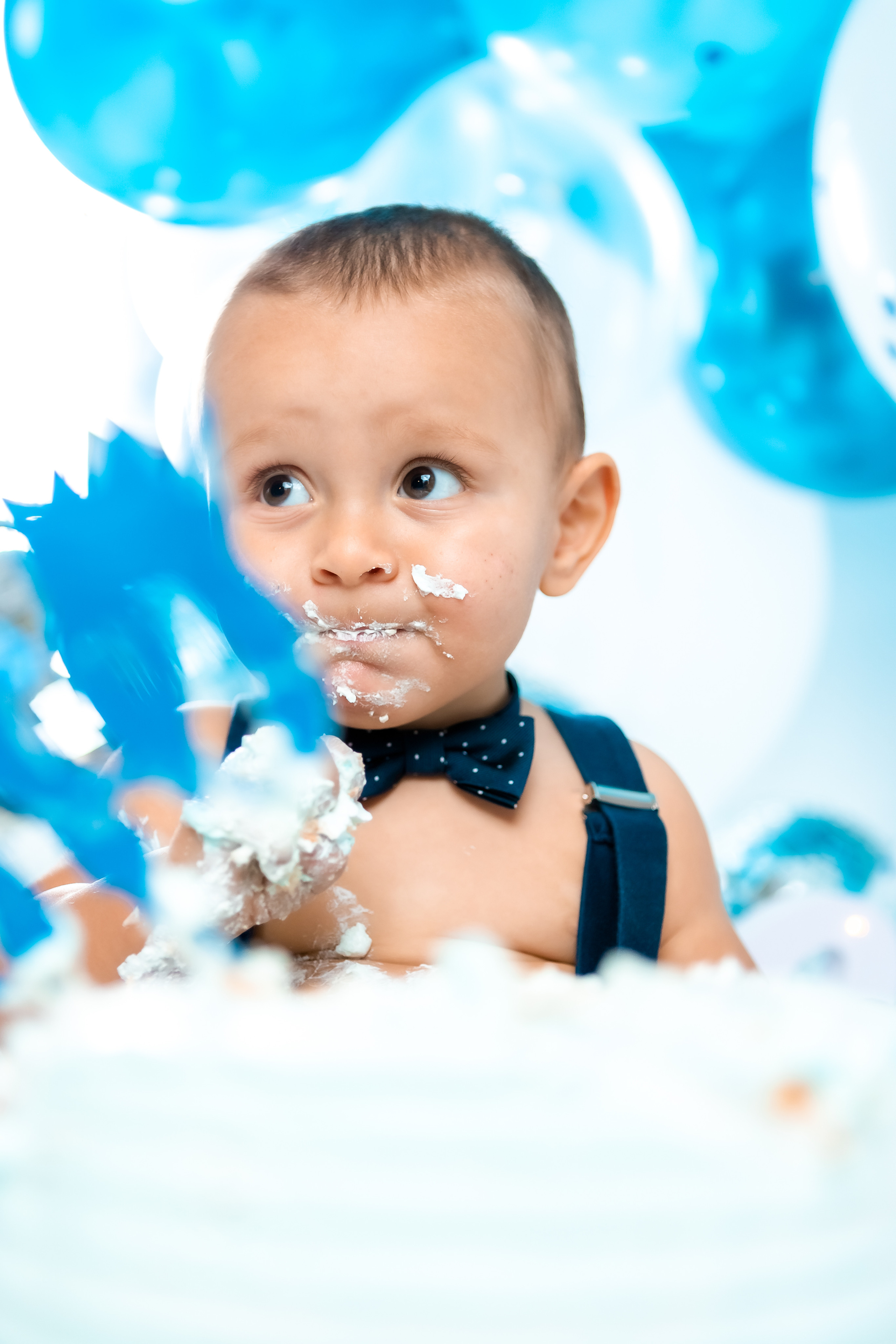 smash cake фотосессия, първи рожден ден, бебешка фотосесия, болони, декорация за рожден ден, фотосесия в студио, детски фотограф, фотограф бургас, най-добйр фотограф