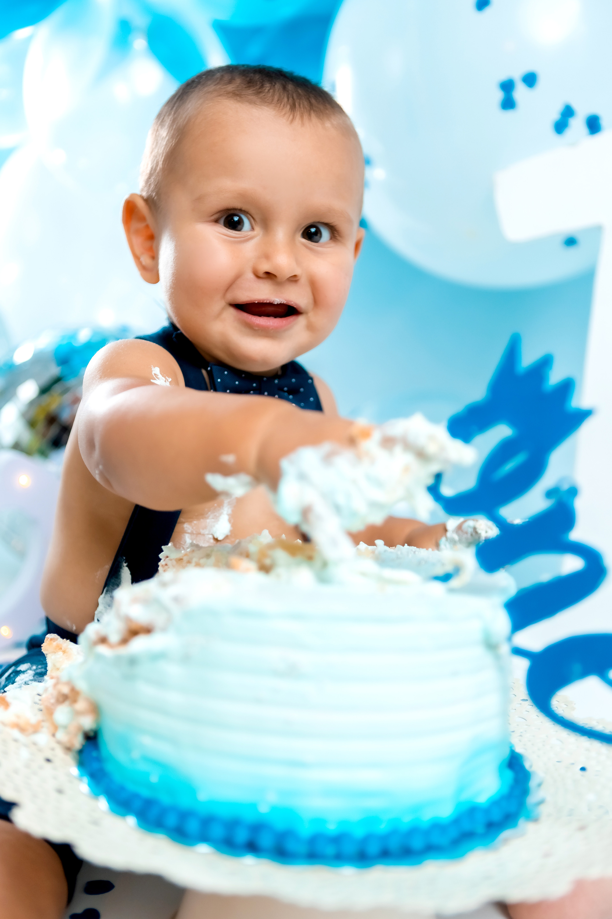 smash cake фотосессия, първи рожден ден, бебешка фотосесия, болони, декорация за рожден ден, фотосесия в студио, детски фотограф, фотограф бургас, най-добйр фотограф