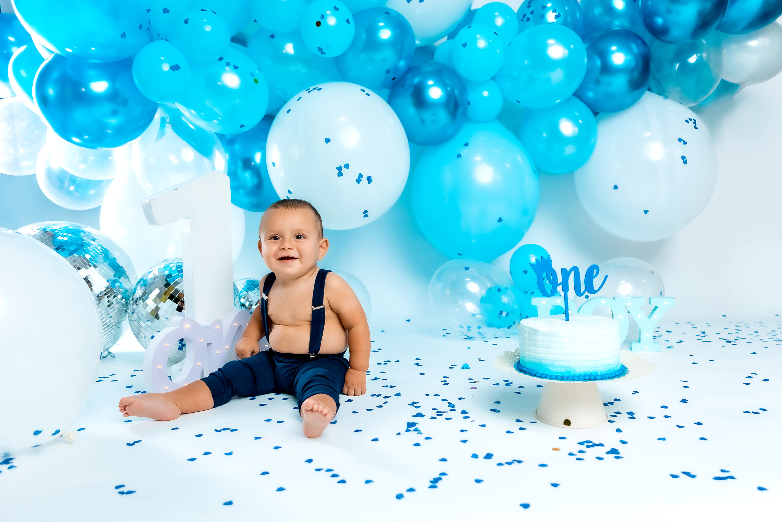 smash cake фотосессия, първи рожден ден, бебешка фотосесия, болони, декорация за рожден ден, фотосесия в студио, детски фотограф, фотограф бургас, най-добйр фотограф