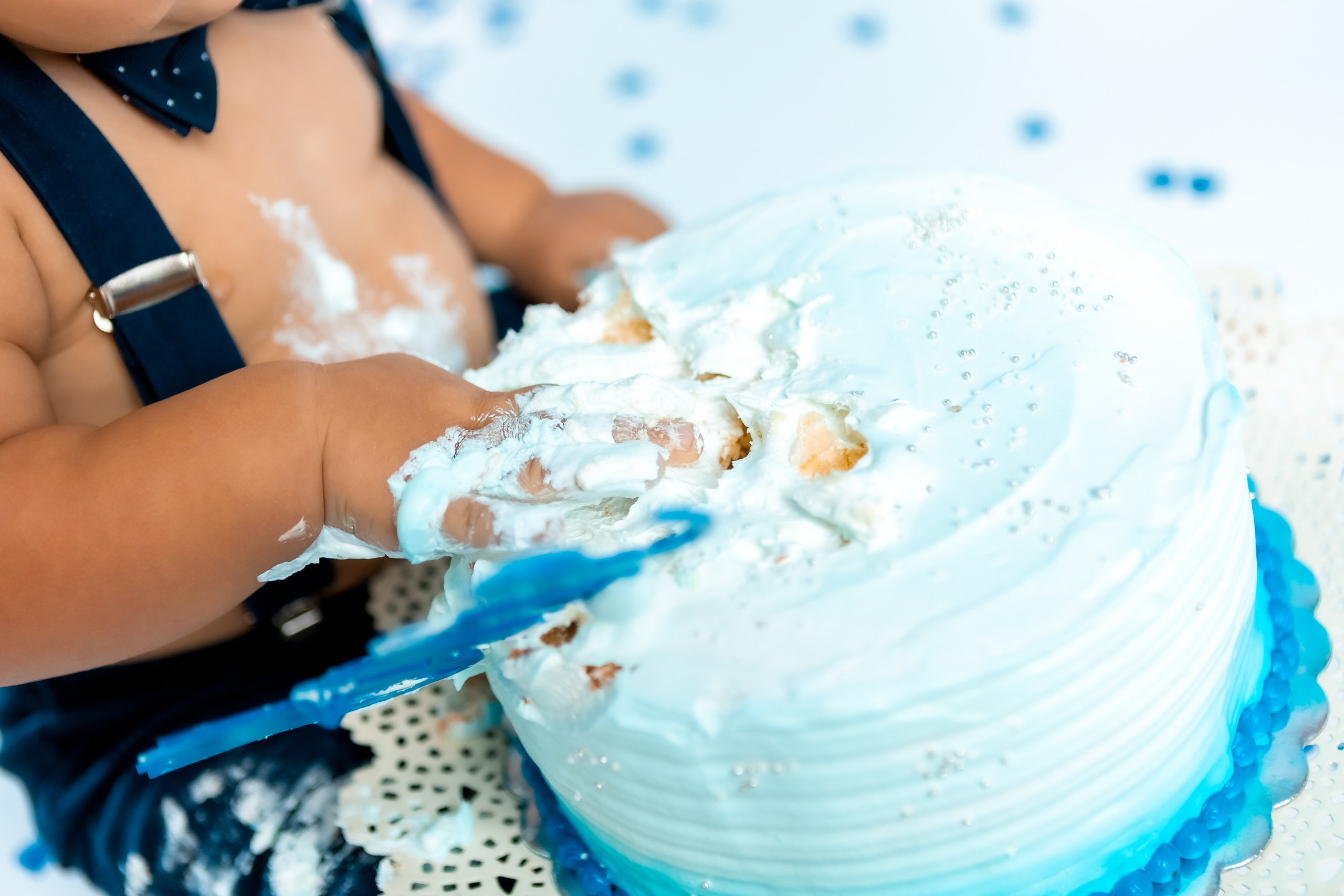 smash cake фотосессия, първи рожден ден, бебешка фотосесия, болони, декорация за рожден ден, фотосесия в студио, детски фотограф, фотограф бургас, най-добйр фотограф