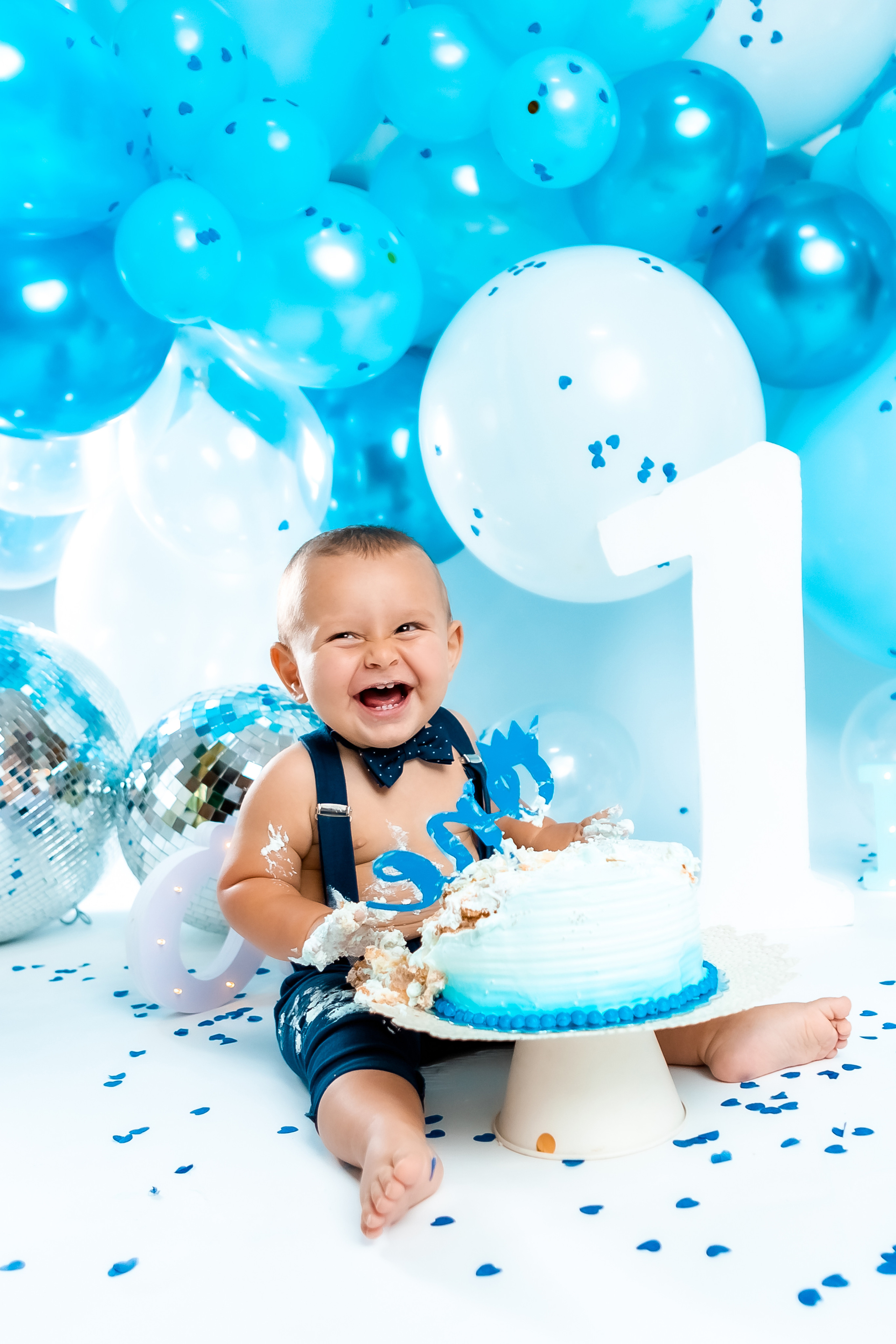 smash cake фотосессия, първи рожден ден, бебешка фотосесия, болони, декорация за рожден ден, фотосесия в студио, детски фотограф, фотограф бургас, най-добйр фотограф