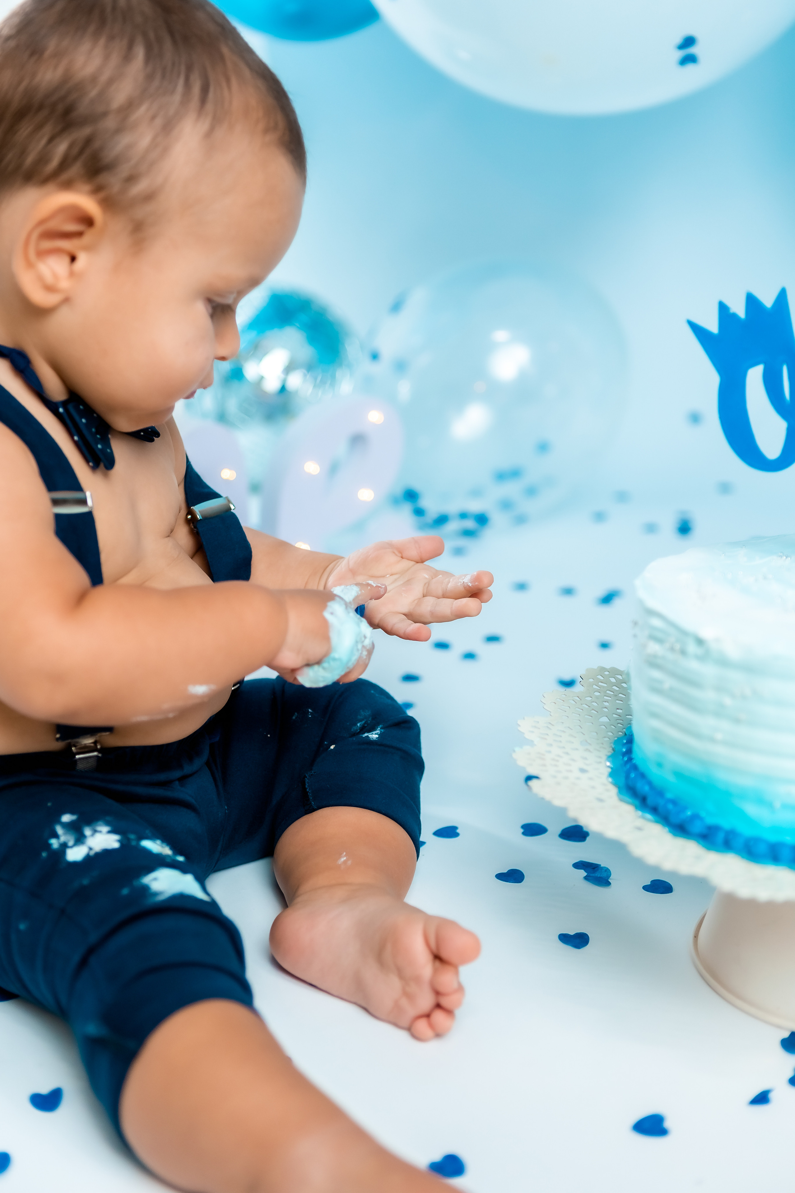 smash cake фотосессия, първи рожден ден, бебешка фотосесия, болони, декорация за рожден ден, фотосесия в студио, детски фотограф, фотограф бургас, най-добйр фотограф