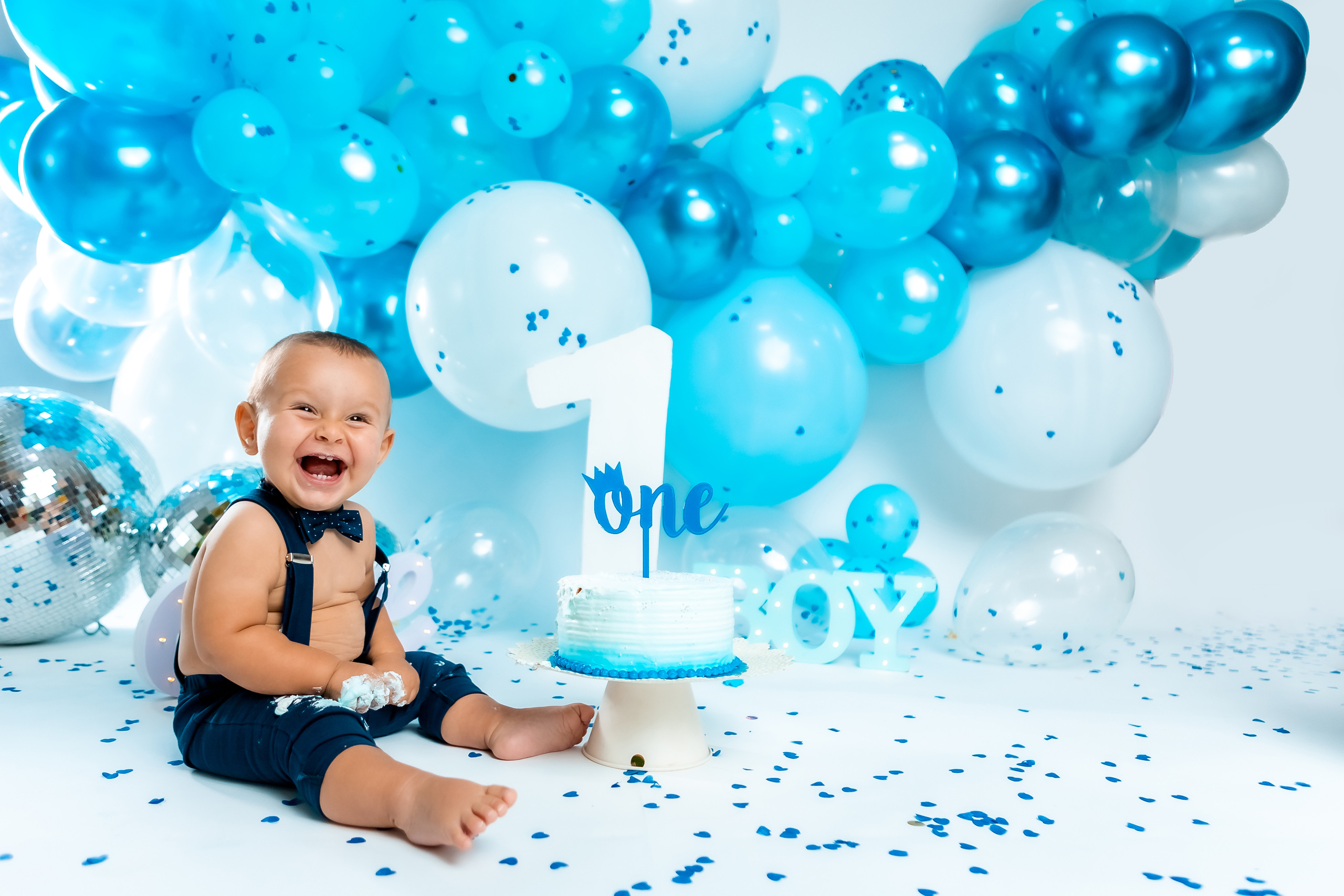 smash cake фотосессия, първи рожден ден, бебешка фотосесия, болони, декорация за рожден ден, фотосесия в студио, детски фотограф, фотограф бургас, най-добйр фотограф