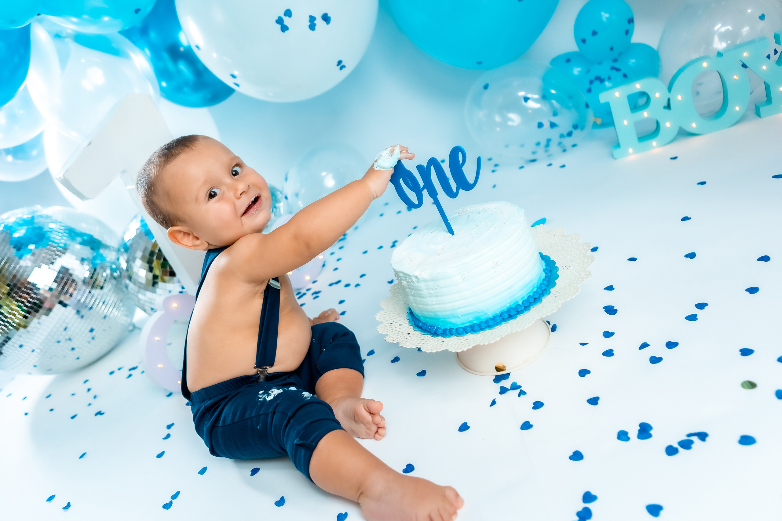 smash cake фотосессия, първи рожден ден, бебешка фотосесия, болони, декорация за рожден ден, фотосесия в студио, детски фотограф, фотограф бургас, най-добйр фотограф