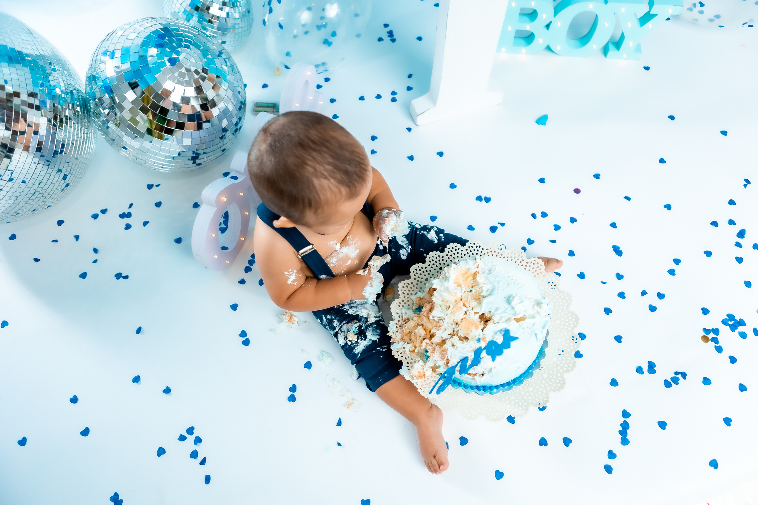 smash cake фотосессия, първи рожден ден, бебешка фотосесия, болони, декорация за рожден ден, фотосесия в студио, детски фотограф, фотограф бургас, най-добйр фотограф