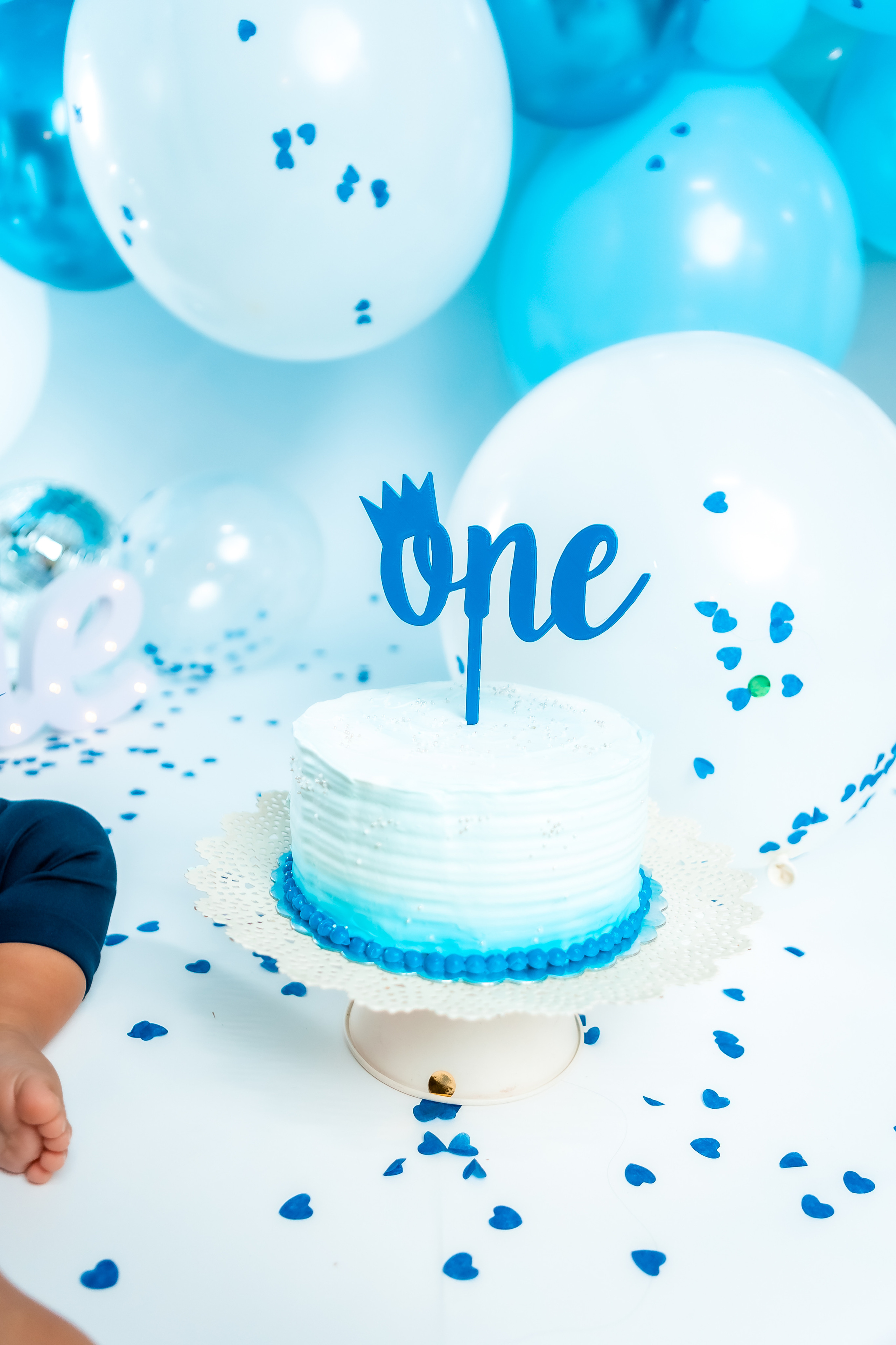 smash cake фотосессия, първи рожден ден, бебешка фотосесия, болони, декорация за рожден ден, фотосесия в студио, детски фотограф, фотограф бургас, най-добйр фотограф