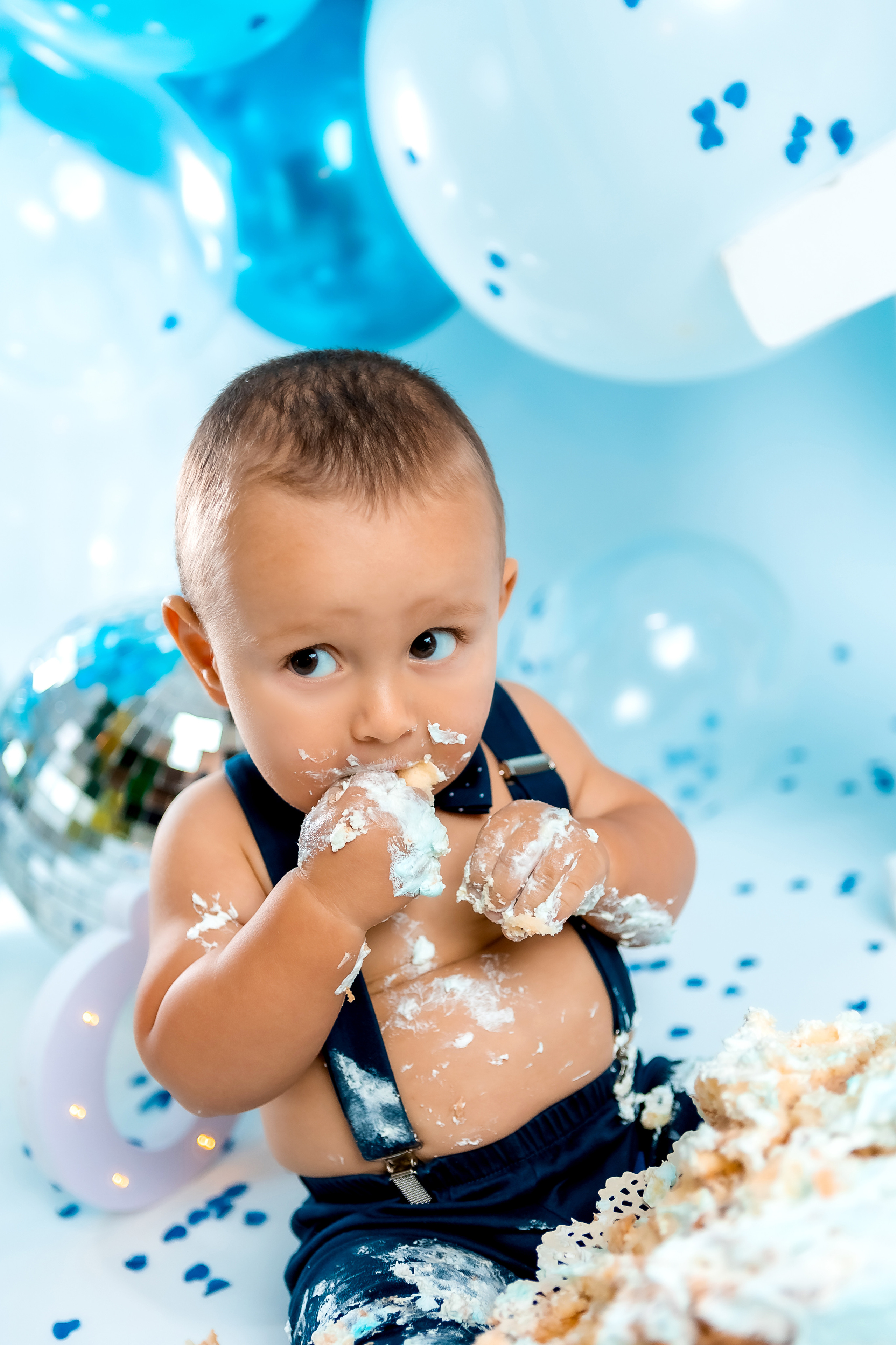 smash cake фотосессия, първи рожден ден, бебешка фотосесия, болони, декорация за рожден ден, фотосесия в студио, детски фотограф, фотограф бургас, най-добйр фотограф