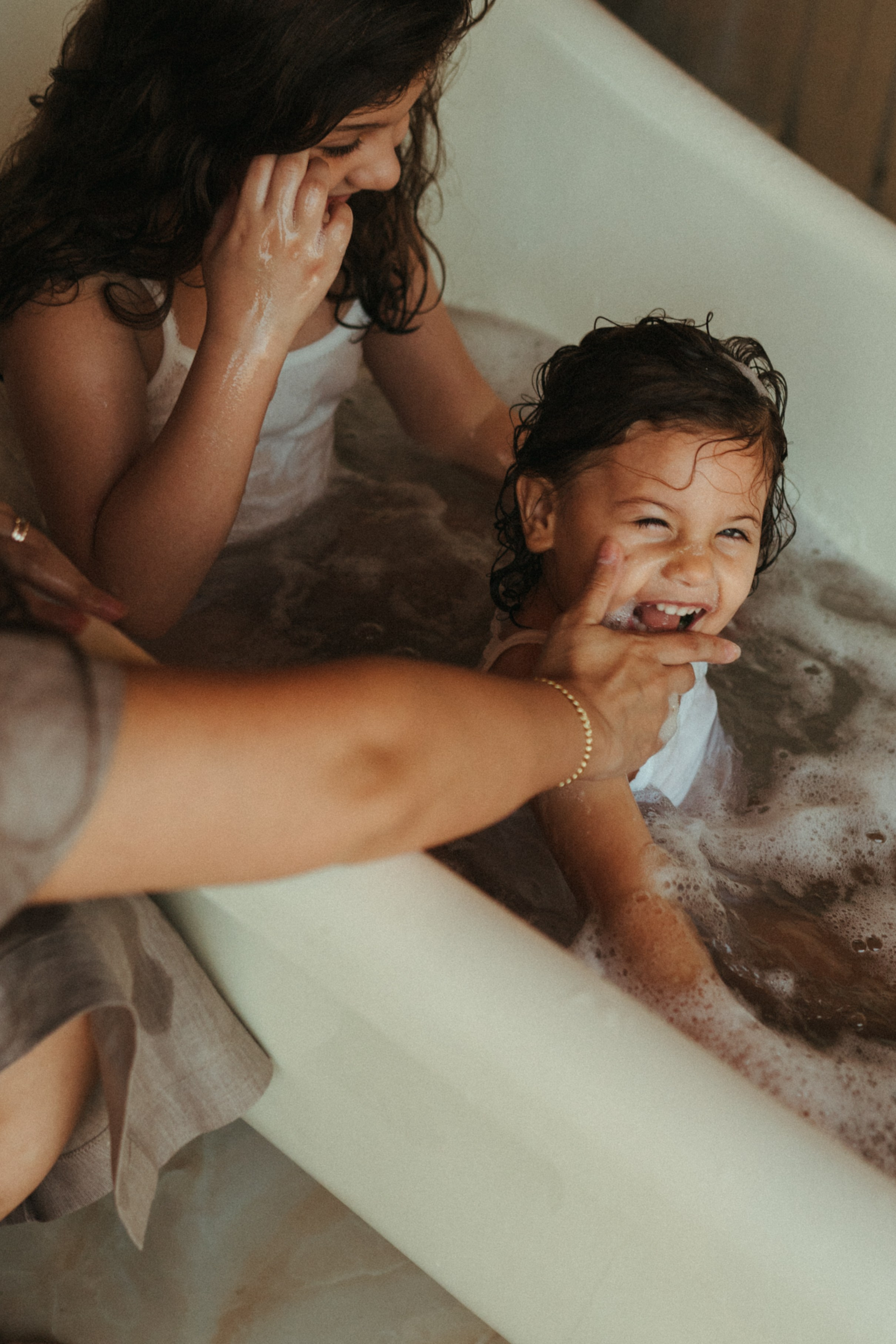 Amnah with daughters. Family photographer in Saudi Arabia