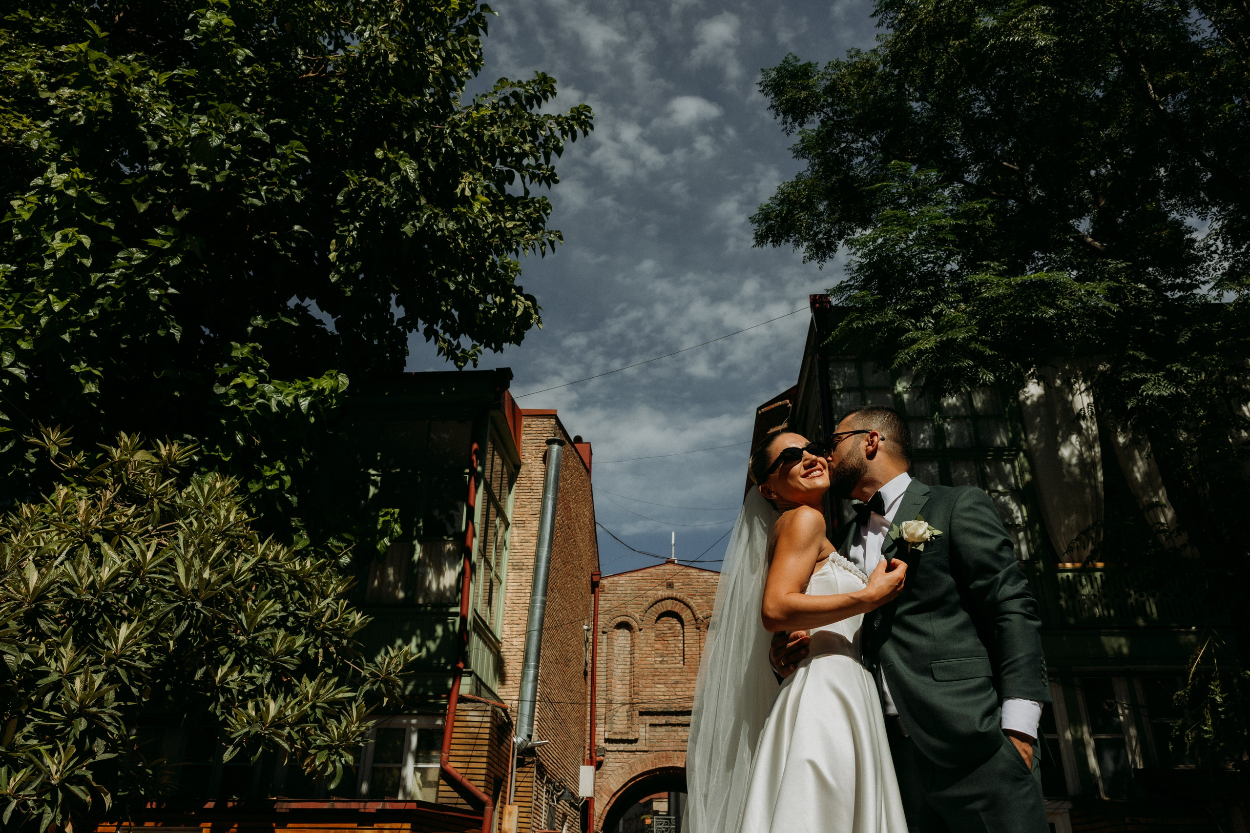 Wedding day with retro car. Wedding photographer in Tbilisi Ioseb Mamniashvili