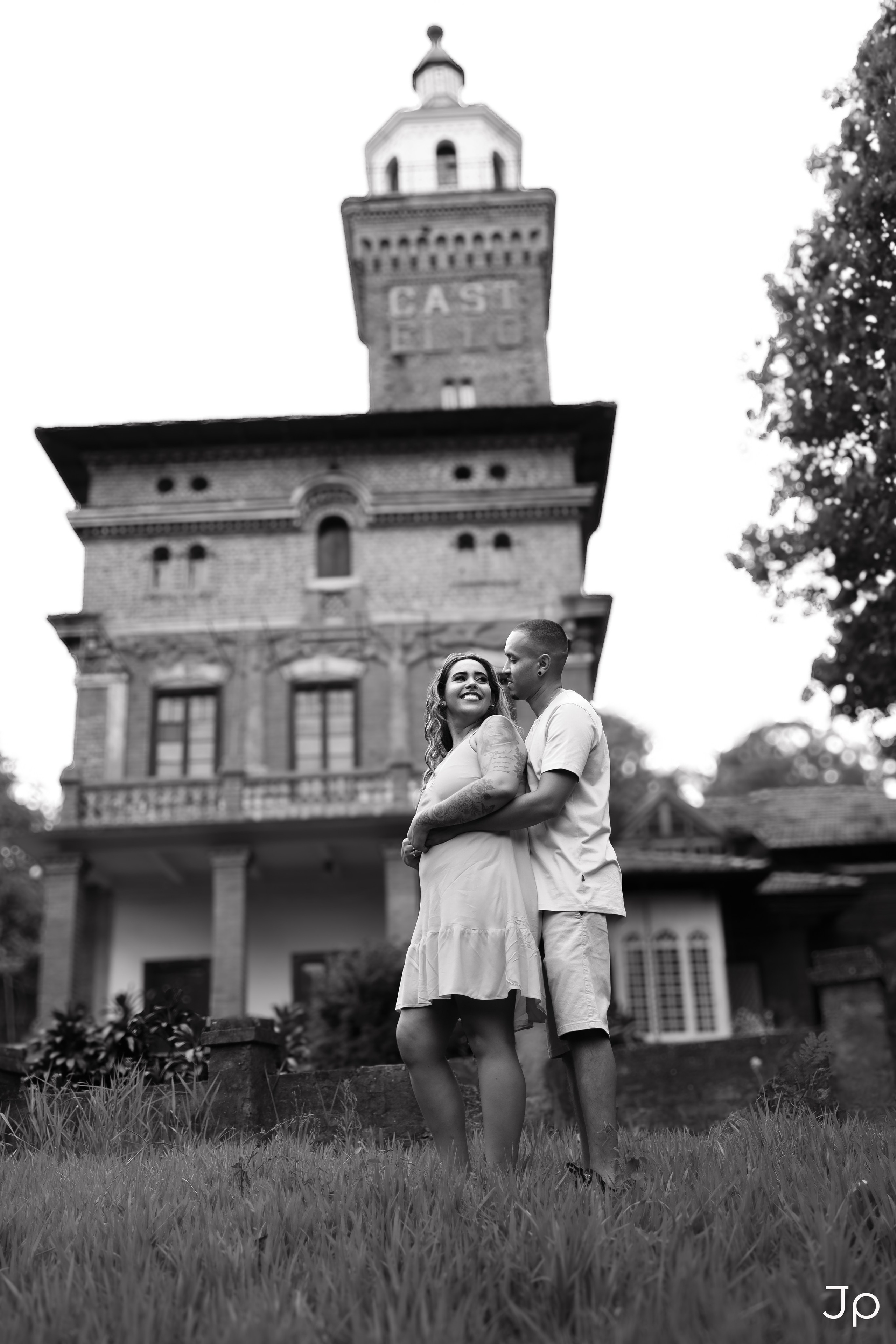 Foto em preto e branco de casal no jardim do castelinho, feita por fotógrafo de casamentos em Pederneiras.