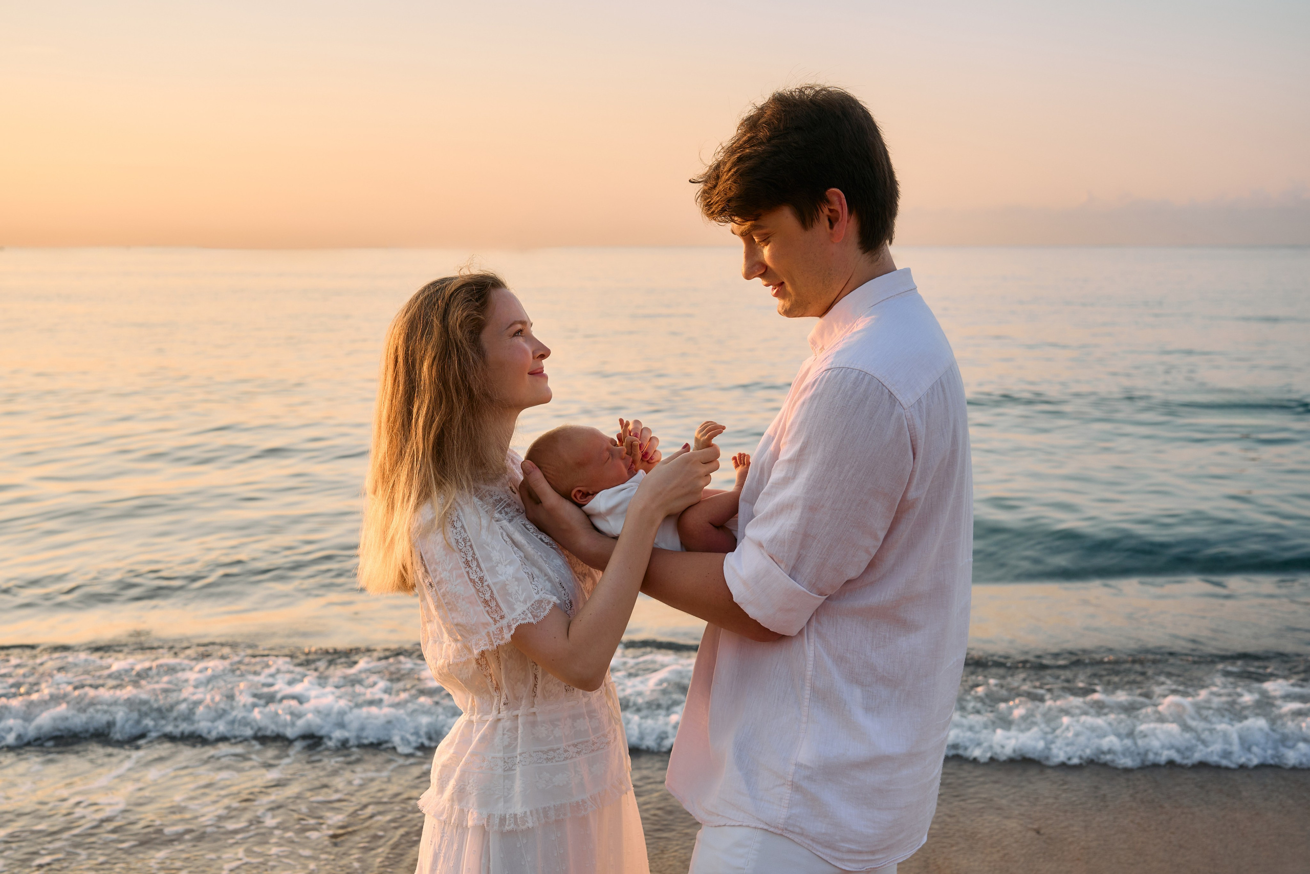 Description of the beach and sea location for a love-story or individual photo shoot in Barcelona, examples of photos. POSTCARD.BCN Photographer Kate in Barcelona. Love-story, family or individual photo shoots