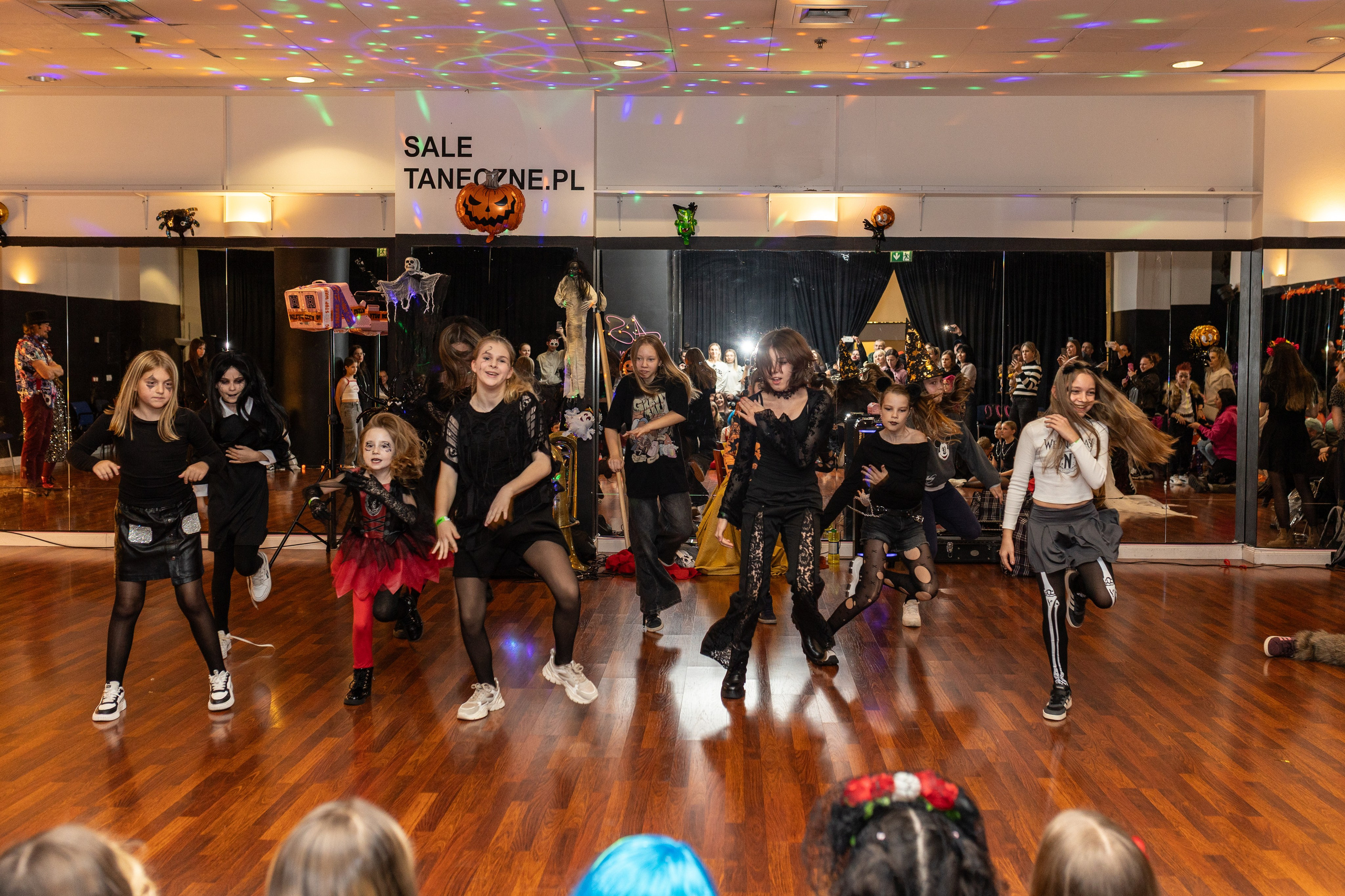 Leo dance studio Helloween 2025. Семейный и детский фотограф в Варшаве Мила Бобровская