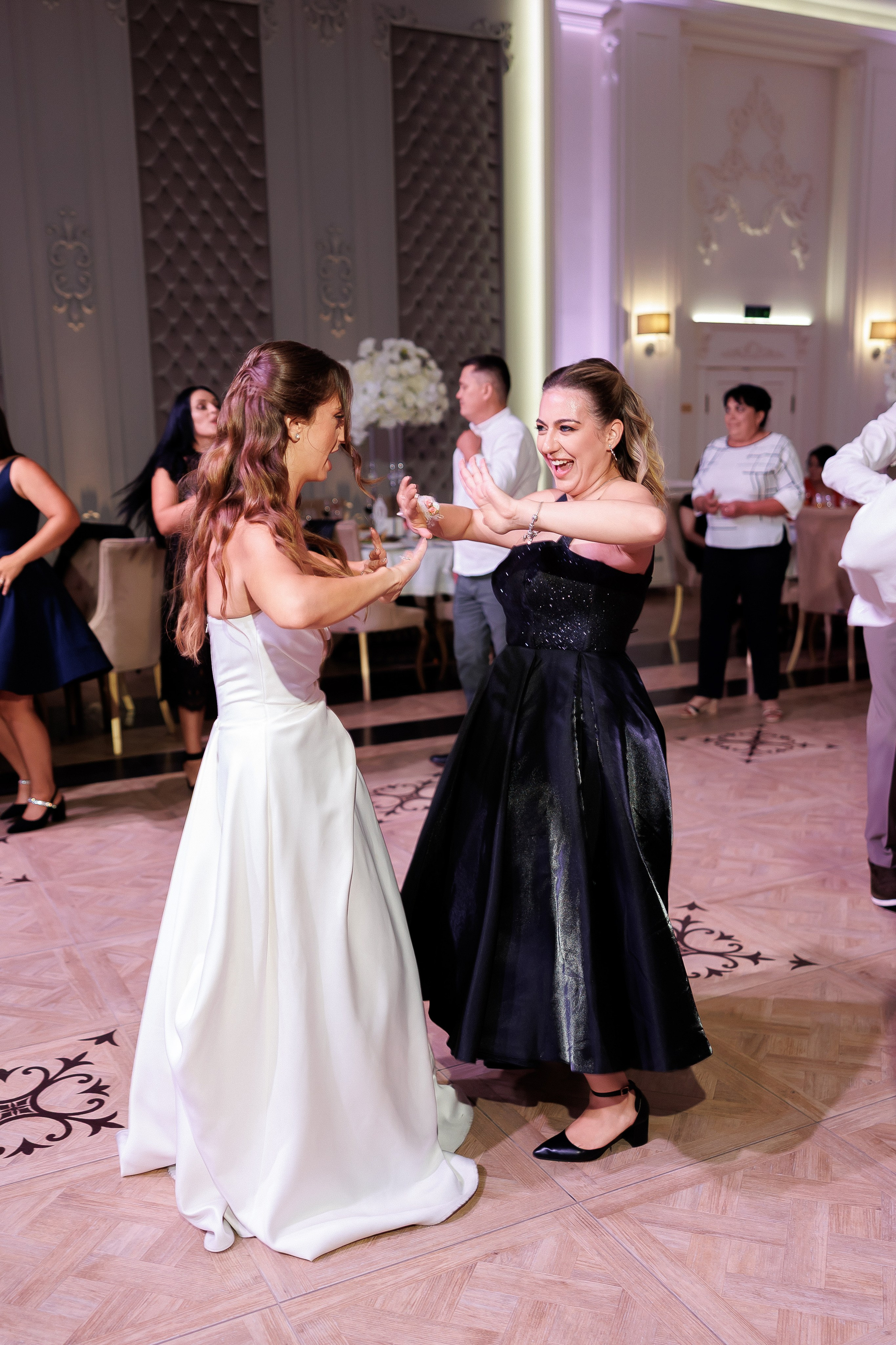 Eugen & Livia — Grand Elysee — Wedding Day. Servicii Foto și Video 067188353