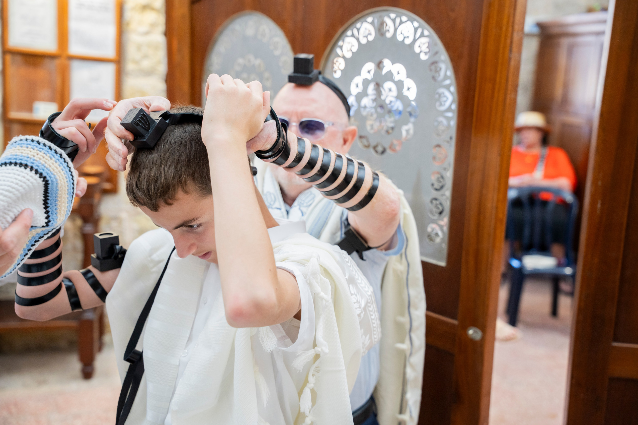 הנחת התפילין רפאל לוי. יוסף מזרחי צילום חתונה, ברית וזוגיות. צלם מקצועי שאוהב להוציא אתכם הכי יפים ברגעים הכי מרגשים