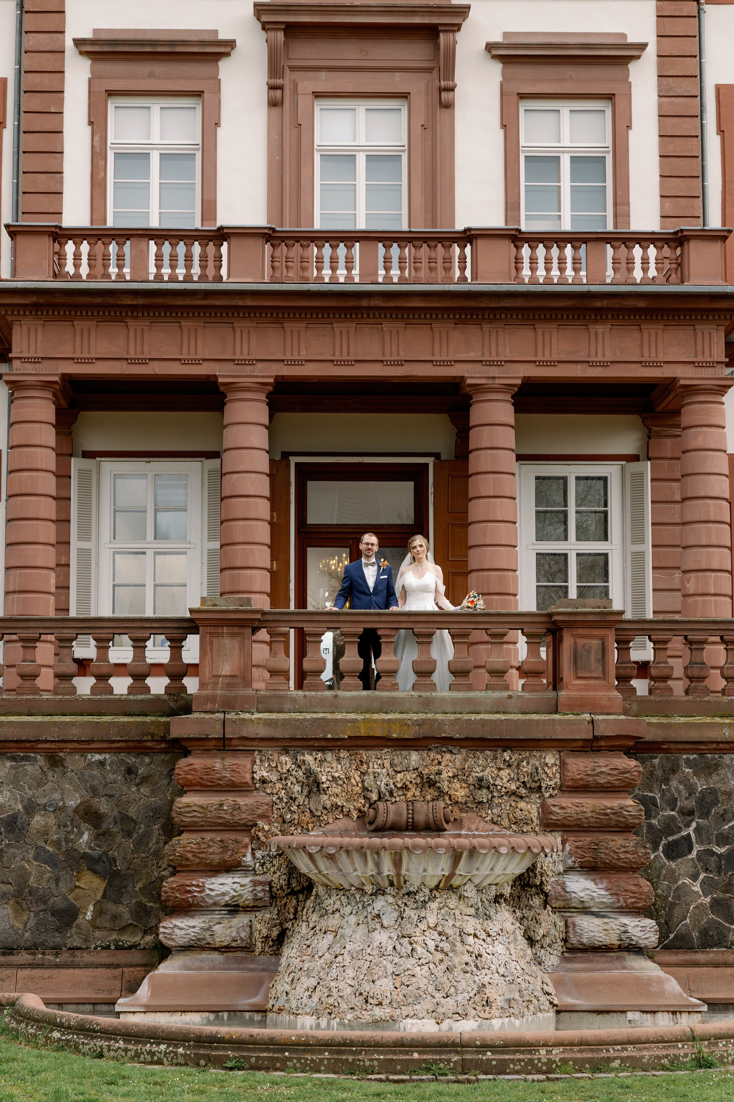 Braut und Bräutigam vor dem Eingang von Schloss Philippsruhe