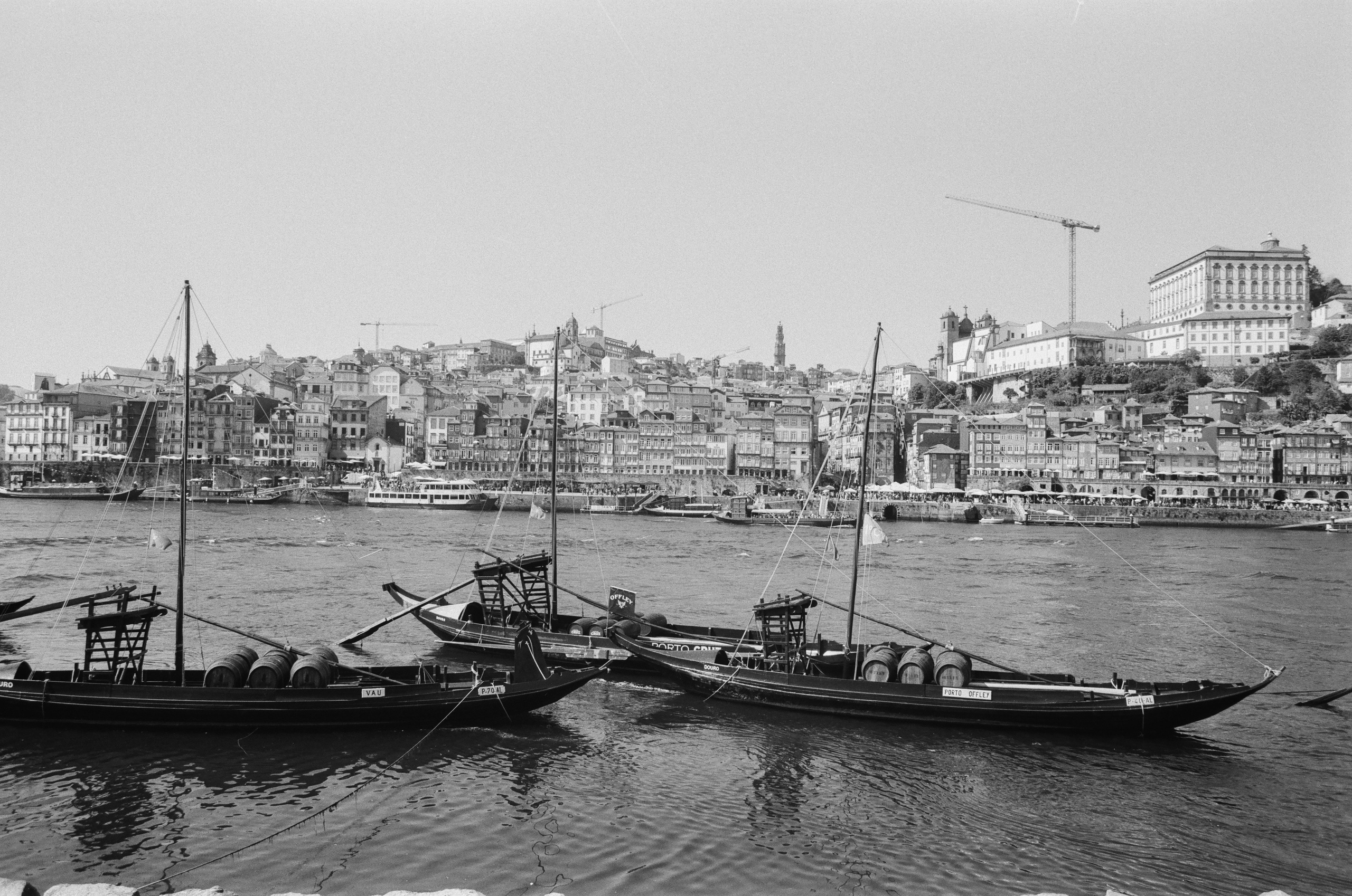 Blick auf die Ribeira von Porto mit Booten im Vordergrund