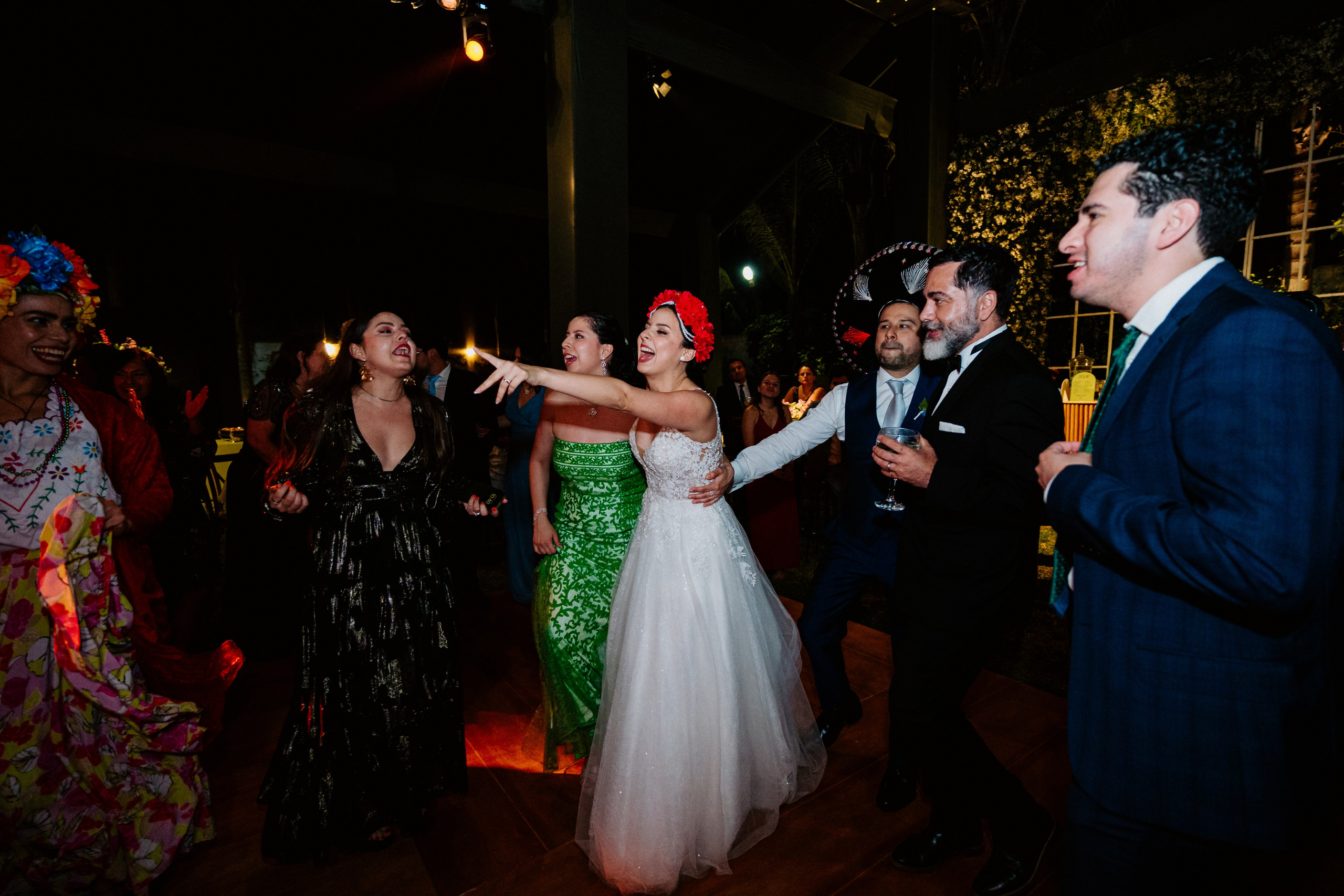 Un vistazo a la fiesta. Fotógrafo de Bodas en Lima | Ronhy Altamirano. Fotografía narrativa y cinematográfica para bodas, quinceañeras y eventos exclusivos