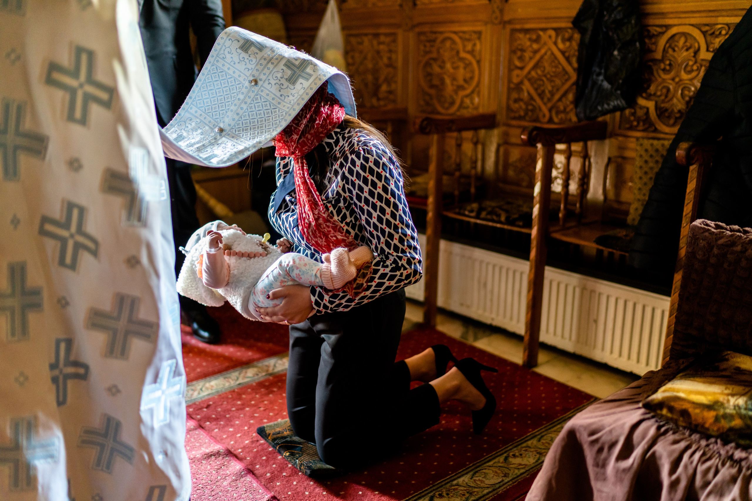 “Bebeluș botezat în biserică, ținut în brațe de nași”	•	“Detaliu cu lumânarea de botez decorată cu flori albe”	•	“Părinți emoționați alături de copilul lor la ceremonia de botez”	•	“Masa festivă de botez cu decor tematic și tort personalizat”	•	“Momentul în care preotul toarnă apă sfințită pe fruntea bebelușului”	“Bebeluș în rochie albă de botez, zâmbind în brațele mamei”	•	“Detaliu cu cruciulița de botez așezată pe o pernă de satin”	•	“Părinți și nași aprinzând lumânările în timpul ceremoniei de botez”	•	“Tort de botez decorat cu figurine tematice și numele copilului”	•	“Copil botezat dormind liniștit în pătuțul decorat festiv”	•	“Momentul în care preotul binecuvântează copilul în fața altarului”	•	“Invitați adunându-se în jurul mesei festive la petrecerea de botez”	•	“Bebeluș ținând în mână o jucărie personalizată primită la botez”	•	“Familie fericită pozând împreună după ceremonia de botez”	•	“Decor tematic cu baloane și flori la locația petrecerii de botez” fotograf Botoșani fotograf evenimente fotograf botez Alin Chirila fotograf alinofotostudio,- Preotul ținându-l pe micuțul Mathias Gabriel la botez, în biserica Înălțarea Domnului, Copălău  - Detalii de la botezul lui Mathias – lumânare, trusou și icoană  - Familia lui Mathias Gabriel alături de micuț, în ziua botezului  - Portret emoționant cu mama și bebelușul în brațe, în biserică,fotograf profesionist evenimente Botoșani, Iași, Suceava, Fălticeni, Bacău, Pașcani, Roman - AlinoFotoStudio by Alin Chirilă - servicii foto nuntă, botez, cununie, ședințe foto creative, albume personalizate, fotografii emoționante și calitative pentru cele mai importante momente din viață,fotograf nuntă Botoșani Alin Chirilă,  ședință foto botez Iași - AlinoFotoStudio,  servicii fotograf profesionist evenimente Suceava,  fotograf cununie civilă Fălticeni - Alin Chirilă,  album foto nuntă personalizat Bacău.“Bebeluș botezat în biserică, ținut în brațe de nași”	•	“Detaliu cu lumânarea de botez decorată cu flori albe”	•	“Părinți emoționați alături de copilul lor la ceremonia de botez”	•	“Masa festivă de botez cu decor tematic și tort personalizat”	•	“Momentul în care preotul toarnă apă sfințită pe fruntea bebelușului”	“Bebeluș în rochie albă de botez, zâmbind în brațele mamei”	•	“Detaliu cu cruciulița de botez așezată pe o pernă de satin”	•	“Părinți și nași aprinzând lumânările în timpul ceremoniei de botez”	•	“Tort de botez decorat cu figurine tematice și numele copilului”	•	“Copil botezat dormind liniștit în pătuțul decorat festiv”	•	“Momentul în care preotul binecuvântează copilul în fața altarului”	•	“Invitați adunându-se în jurul mesei festive la petrecerea de botez”	•	“Bebeluș ținând în mână o jucărie personalizată primită la botez”	•	“Familie fericită pozând împreună după ceremonia de botez”	•	“Decor tematic cu baloane și flori la locația petrecerii de botez” fotograf Botoșani fotograf evenimente fotograf botez Alin Chirila fotograf alinofotostudio.fotograf botez Amelis Maria, fotografie botez Botoșani, fotograf Alin Chirilă, amintiri botez, fotografii botez, botez Amelis Maria, fotograf copii, fotografie botez în Botoșani,