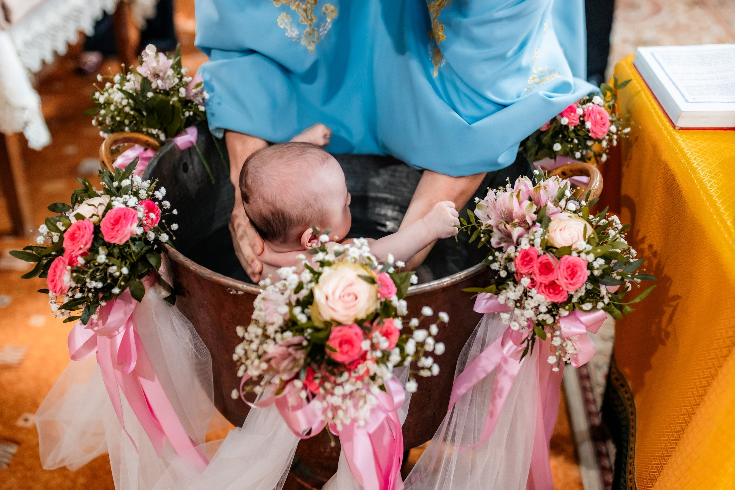 fotograf botez , fotografie botez Botoșani, fotograf Alin Chirilă, amintiri botez, fotografii botez, botez Miruna Parascheva, fotograf copii, fotografie botez în Botoșani-alt="botez , fotografie botez Alin Chirilă, amintiri botez, fotografii emoționante botez Botoșani"-- fotografii-botez-bebelus- amintiri-botez-micuț- moment-sfânt-crestinare- fotografie-emotionanta-botez- detalii-botez-bebelusi- parinti-fericiti-la-botez- fotograf-botez-profesionist- botez-in-biserica-ortodoxa- micuț-botezat-cu-emoție- zâmbete-și-lacrimi-la-botez- bebeluș-la-cristelniță- decor-botez-colorat- botez-cu-dragoste-și-credință- emotie-pura-la-botez- fotograf-botez-botosani- botez-iasi-suceava-fotograf- amintiri-nepretuite-botez-- Preotul ținându-l pe micuțul Mathias Gabriel la botez, în biserica Înălțarea Domnului, Copălău  - Detalii de la botezul lui Mathias – lumânare, trusou și icoană  - Familia lui Mathias Gabriel alături de micuț, în ziua botezului  - Portret emoționant cu mama și bebelușul în brațe, în biserică,fotograf profesionist evenimente Botoșani, Iași, Suceava, Fălticeni, Bacău, Pașcani, Roman - AlinoFotoStudio by Alin Chirilă - servicii foto nuntă, botez, cununie, ședințe foto creative, albume personalizate, fotografii emoționante și calitative pentru cele mai importante momente din viață,fotograf nuntă Botoșani Alin Chirilă,  ședință foto botez Iași - AlinoFotoStudio,  servicii fotograf profesionist evenimente Suceava,  fotograf cununie civilă Fălticeni - Alin Chirilă,  album foto nuntă personalizat Bacău.“Bebeluș botezat în biserică, ținut în brațe de nași”	•	“Detaliu cu lumânarea de botez decorată cu flori albe”	•	“Părinți emoționați alături de copilul lor la ceremonia de botez”	•	“Masa festivă de botez cu decor tematic și tort personalizat”	•	“Momentul în care preotul toarnă apă sfințită pe fruntea bebelușului”	“Bebeluș în rochie albă de botez, zâmbind în brațele mamei”	•	“Detaliu cu cruciulița de botez așezată pe o pernă de satin”	•	“Părinți și nași aprinzând lumânările în timpul ceremoniei de botez”	•	“Tort de botez decorat cu figurine tematice și numele copilului”	•	“Copil botezat dormind liniștit în pătuțul decorat festiv”	•	“Momentul în care preotul binecuvântează copilul în fața altarului”	•	“Invitați adunându-se în jurul mesei festive la petrecerea de botez”	•	“Bebeluș ținând în mână o jucărie personalizată primită la botez”	•	“Familie fericită pozând împreună după ceremonia de botez”	•	“Decor tematic cu baloane și flori la locația petrecerii de botez” fotograf Botoșani fotograf evenimente fotograf botez Alin Chirila fotograf alinofotostudio.fotograf botez Amelis Maria, fotografie botez Botoșani, fotograf Alin Chirilă, amintiri botez, fotografii botez, botez Amelis Maria, fotograf copii, fotografie botez în Botoșani,