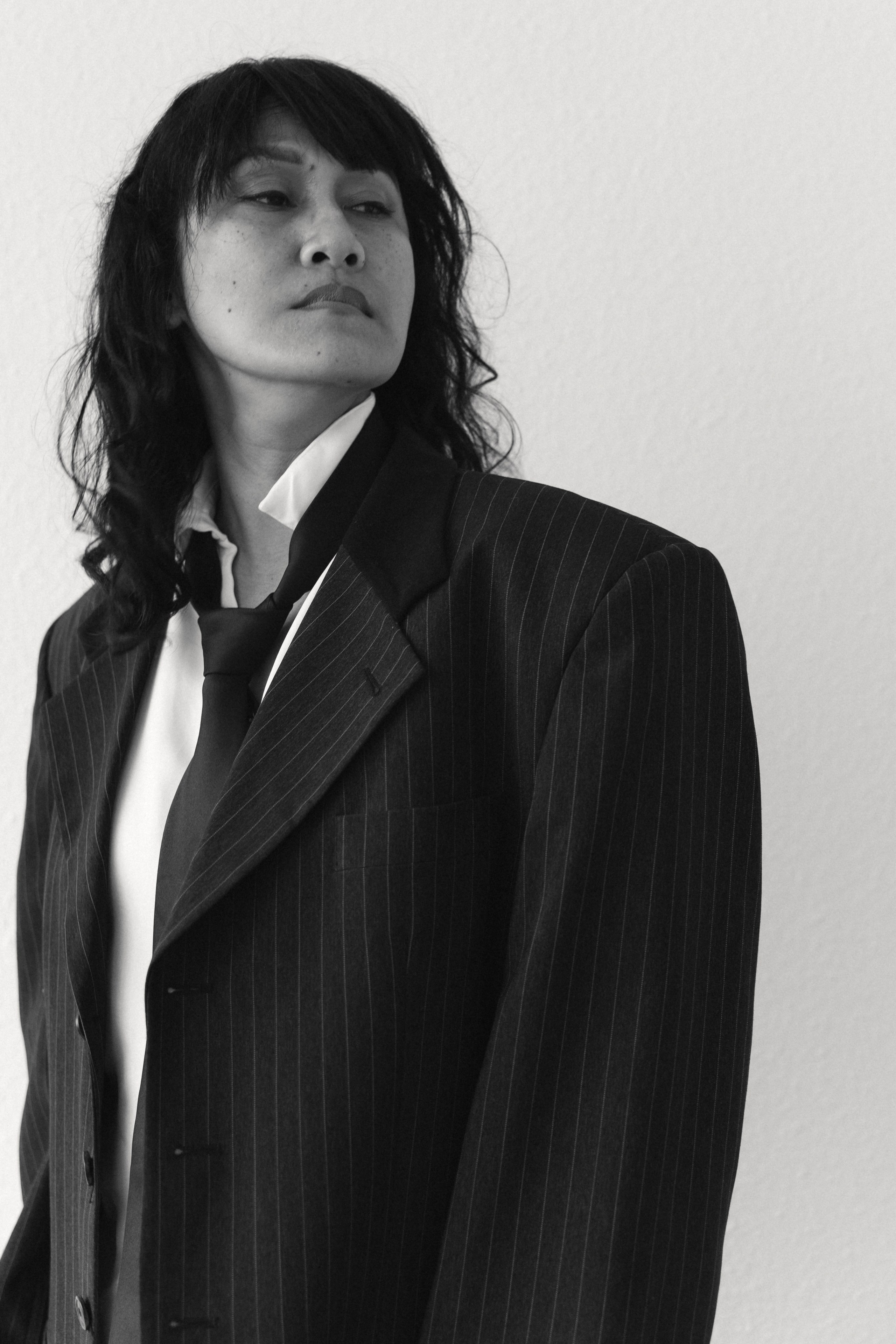 Fotosessions einer Frau im Männerlook. Schwarz-weiß Fotografie in Münster. Fotografin Viktoria Roschen