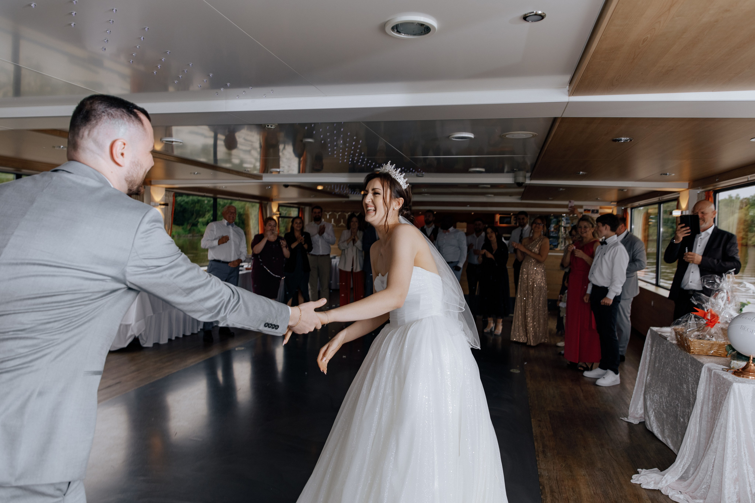 Der Bräutigam und die Braut drehen sich lachend im Tanz.