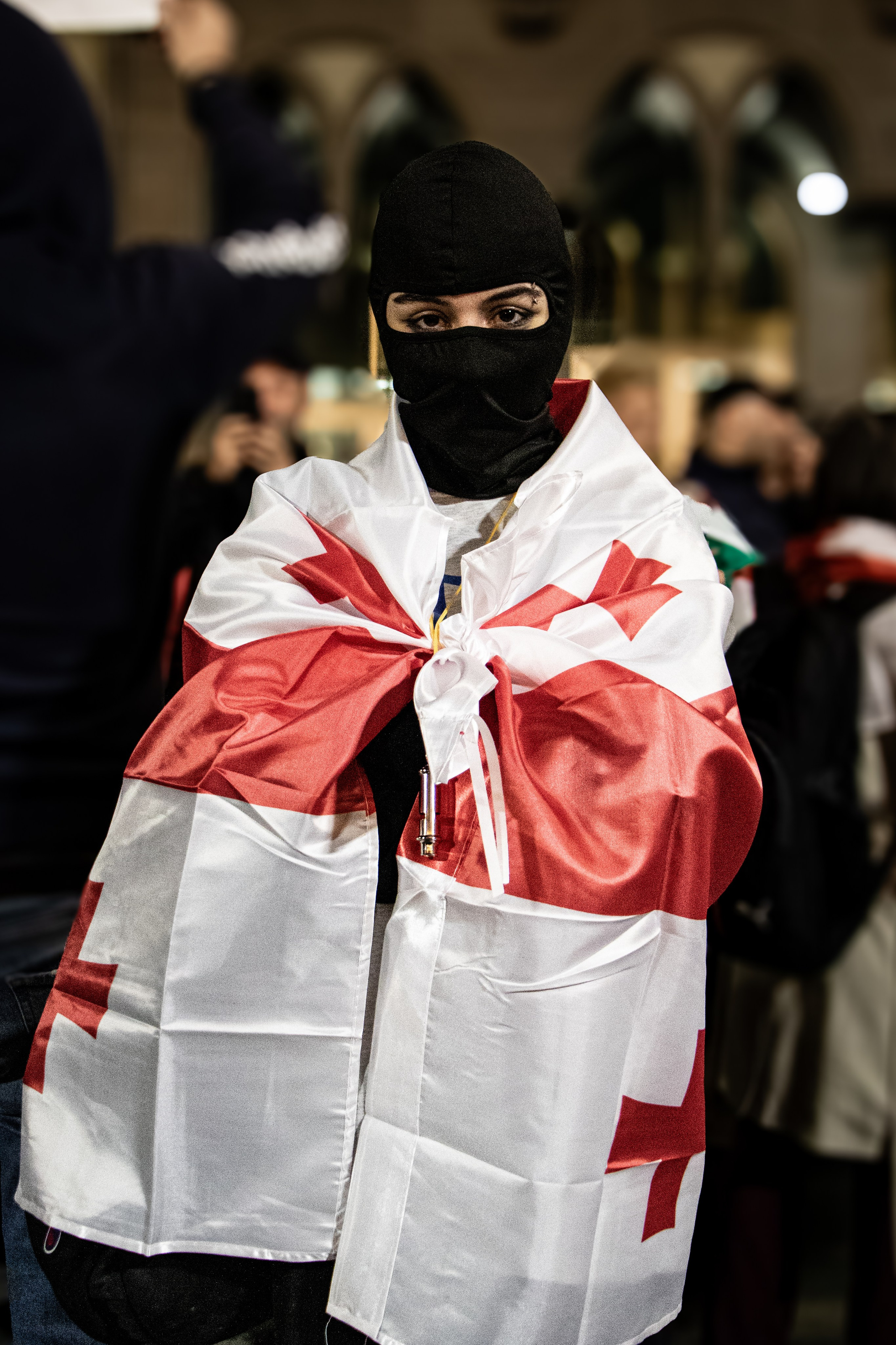 Portrait d'une manifestante cagoulée devant le parlement Géorgien.