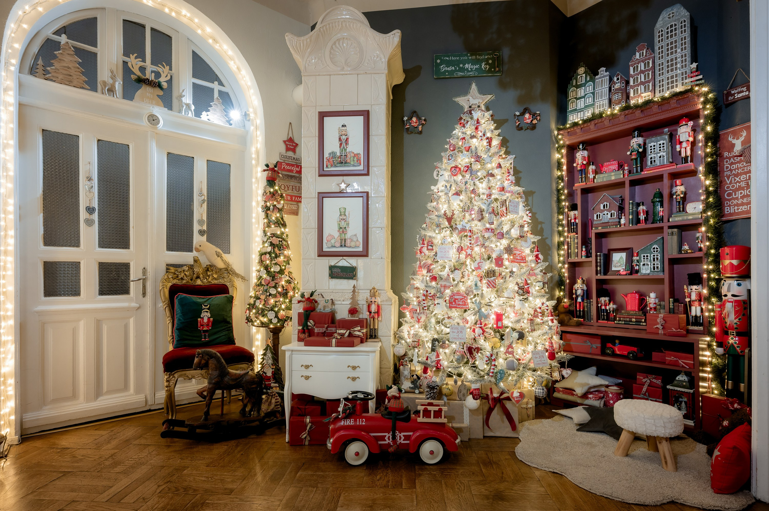 fotografie de Craciun cu familie intr-un decor premium