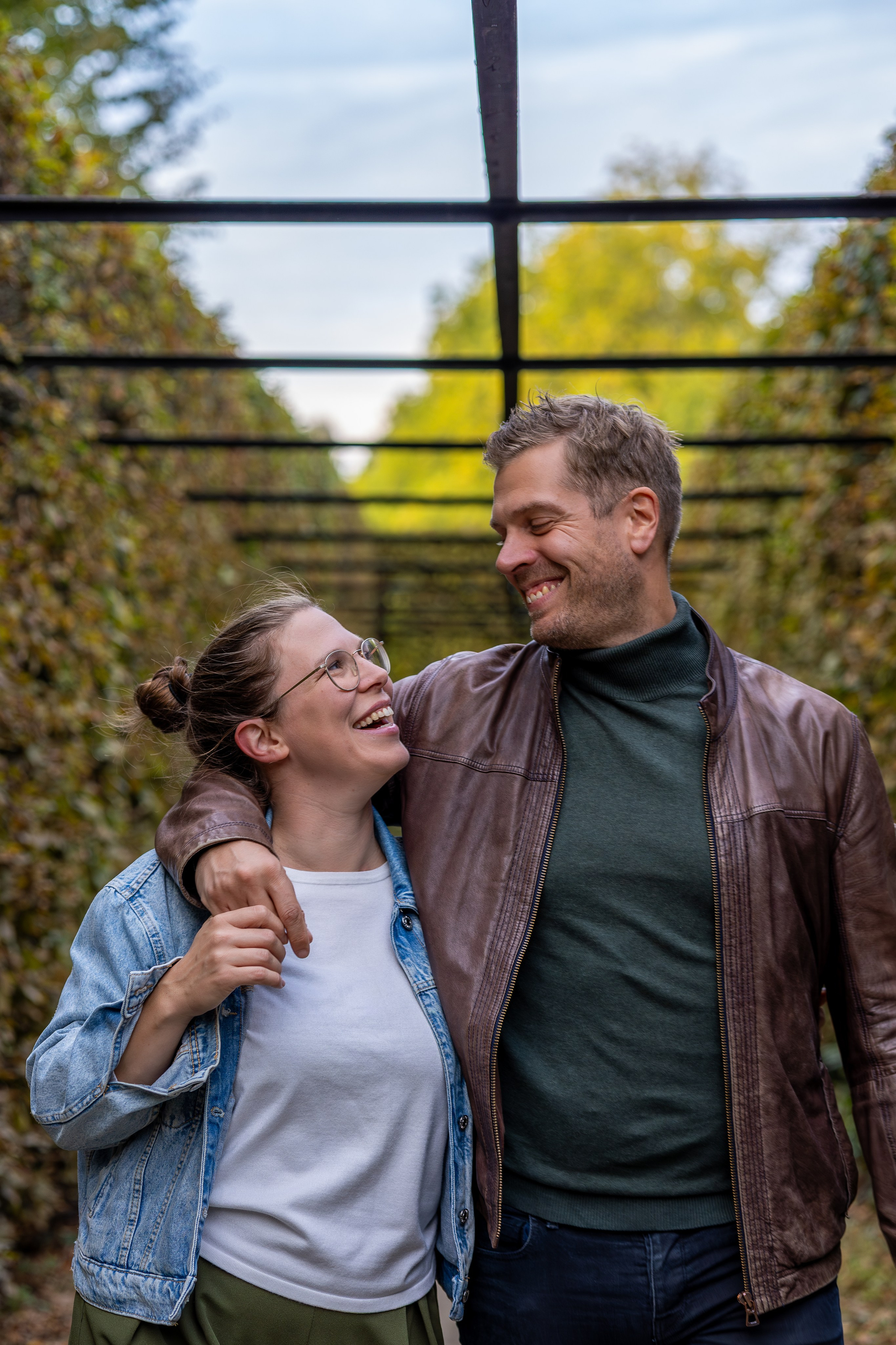 Kapture Fotografie - Intieme koppelshoot van een verliefd stel tijdens een romantische fotosessie voor koppels met professionele fotograaf.