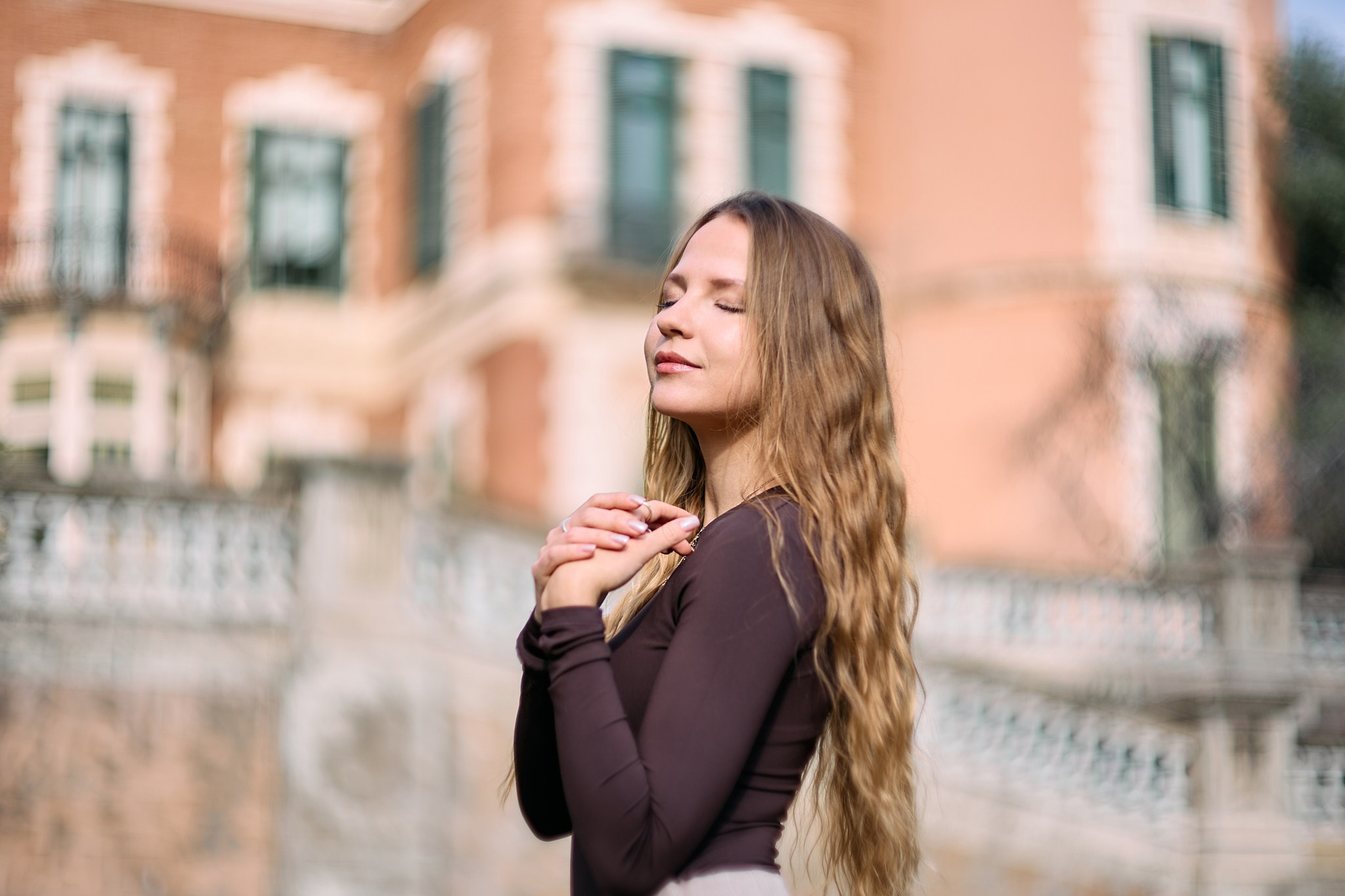 Description of the Palau de les Heures location for a  love-story or individual photo shoot in Barcelona, examples of photos. POSTCARD.BCN Photographer Kate in Barcelona. Love-story, family or individual photo shoots