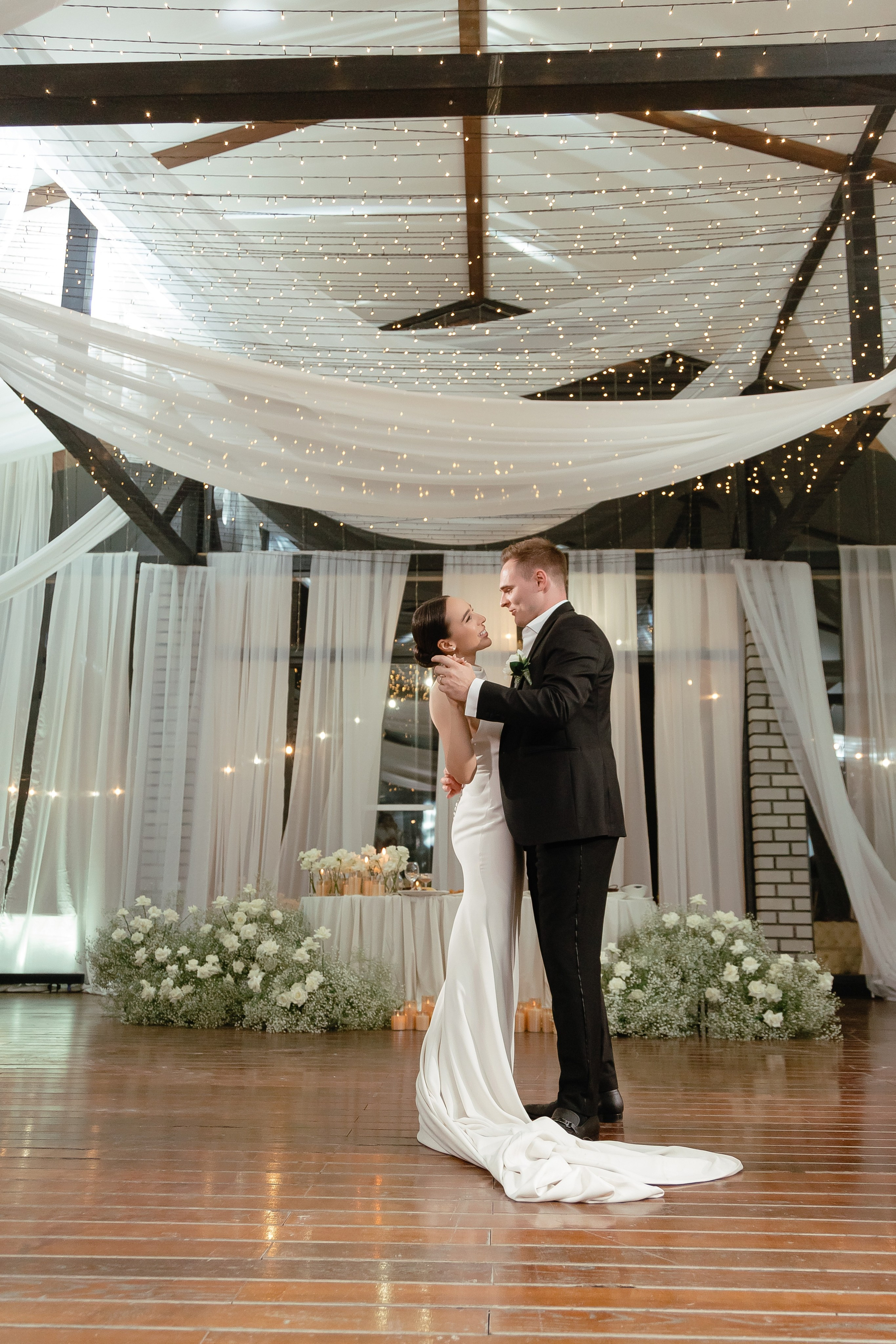 Thomas & Suyumbika. Главная