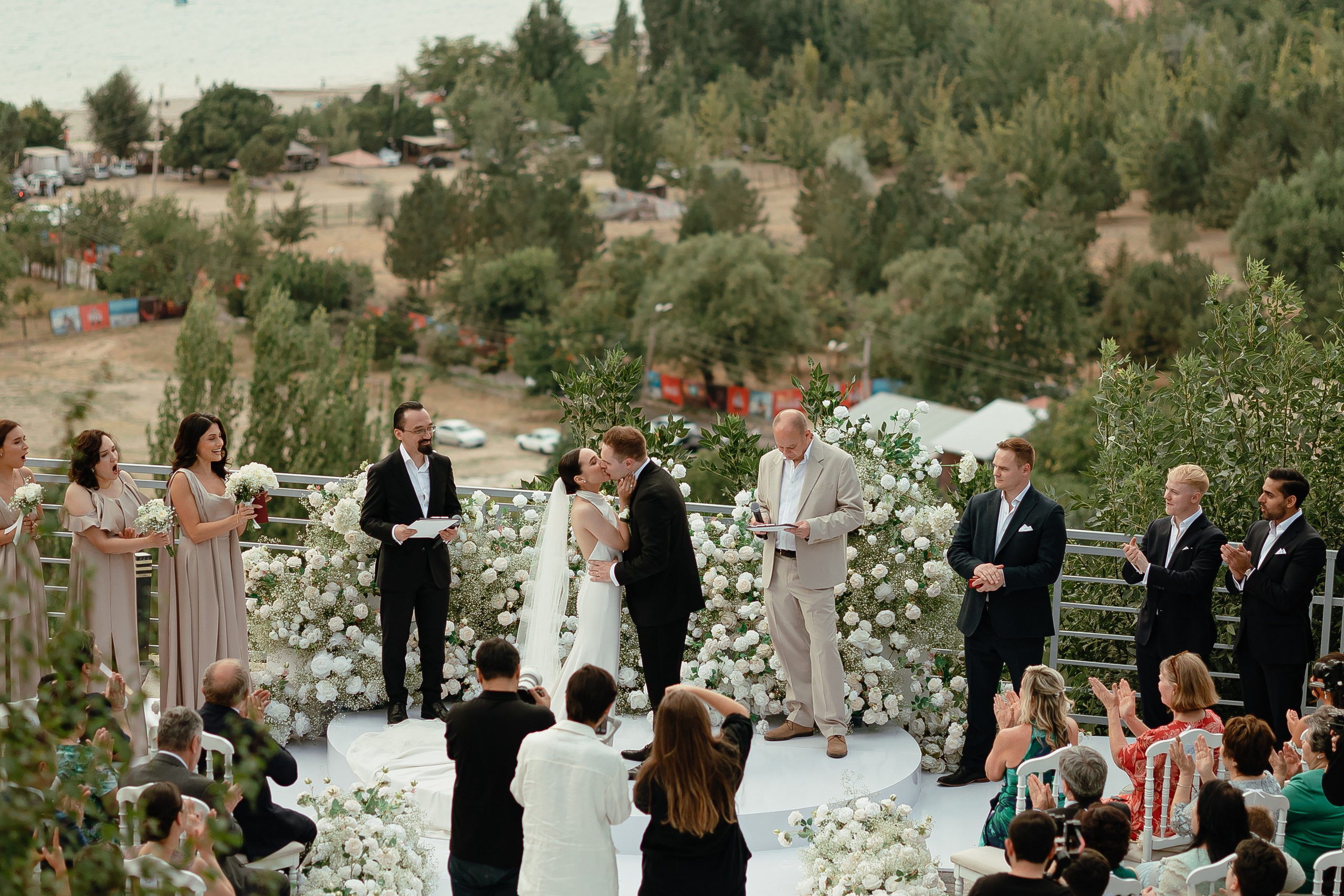 Thomas & Suyumbika. Главная