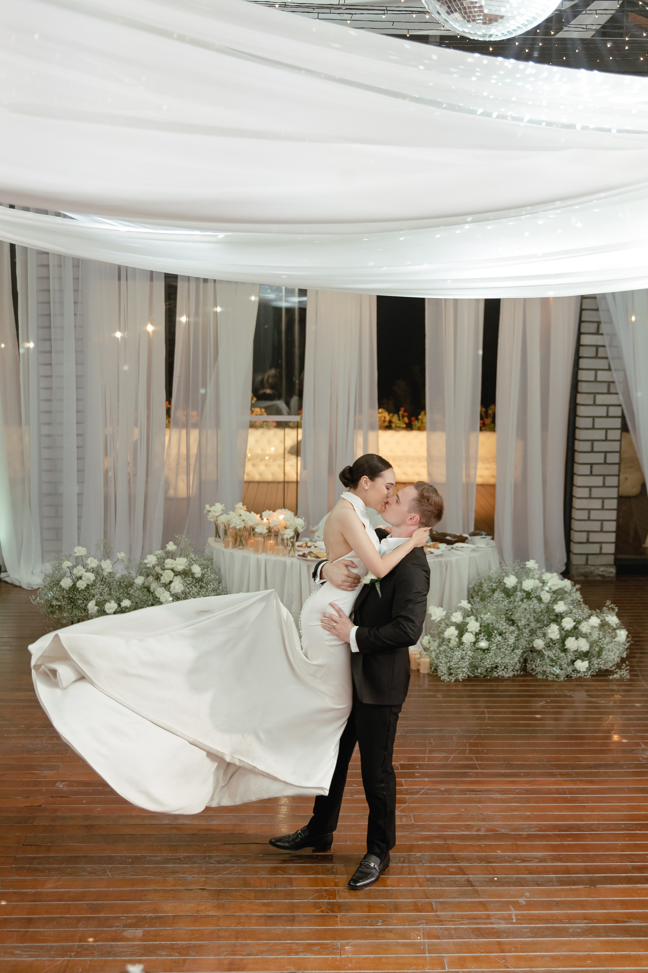 Thomas & Suyumbika. Главная