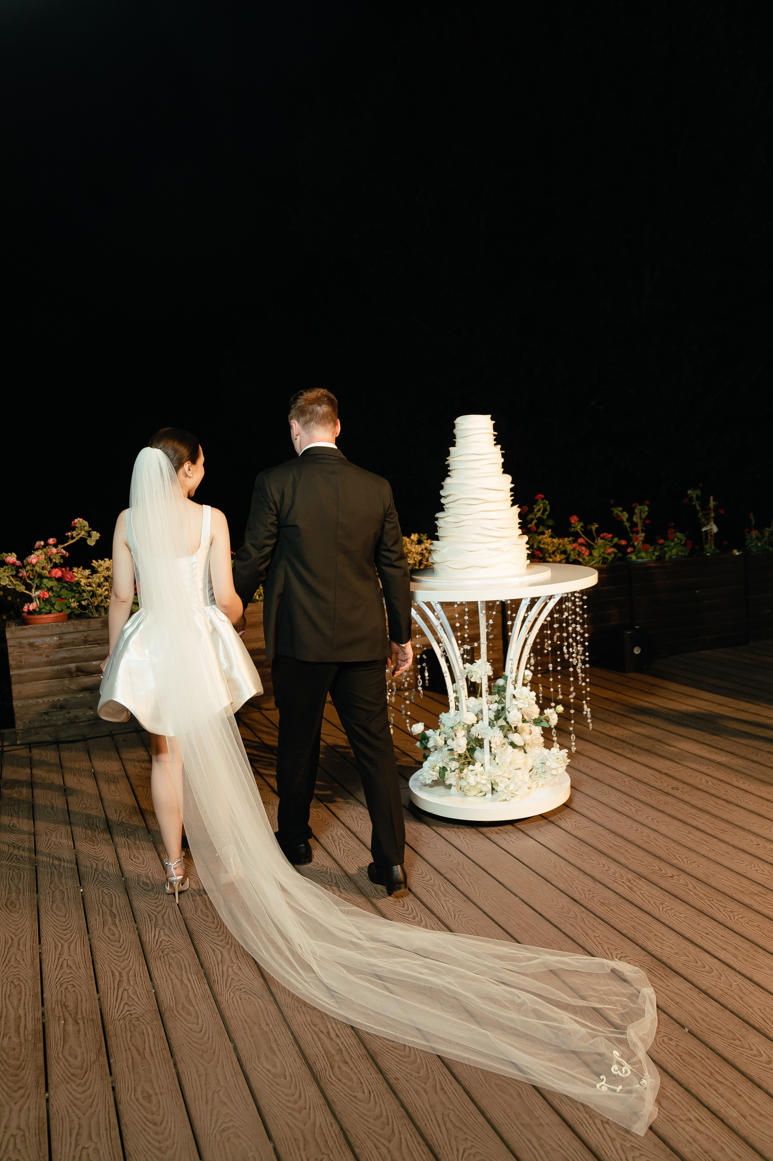 Thomas & Suyumbika. Главная