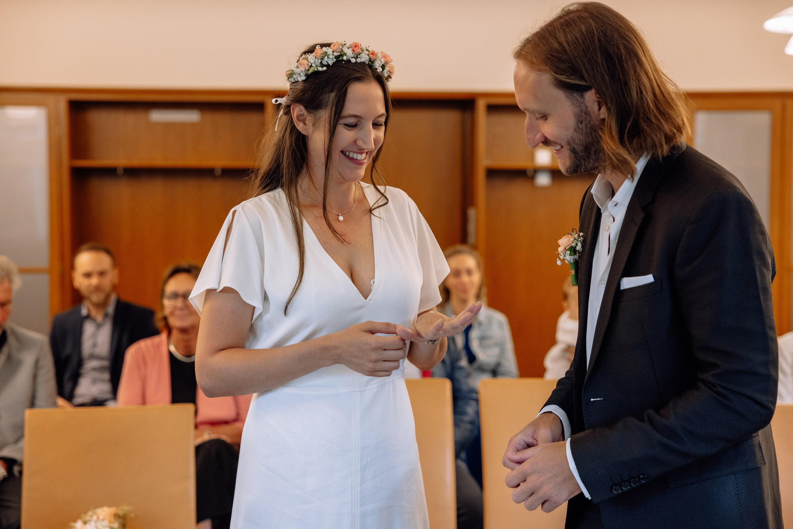 Brautpaar tauscht Ringe – romantische Nahaufnahme nach Trauung im Standesamt Schwabing