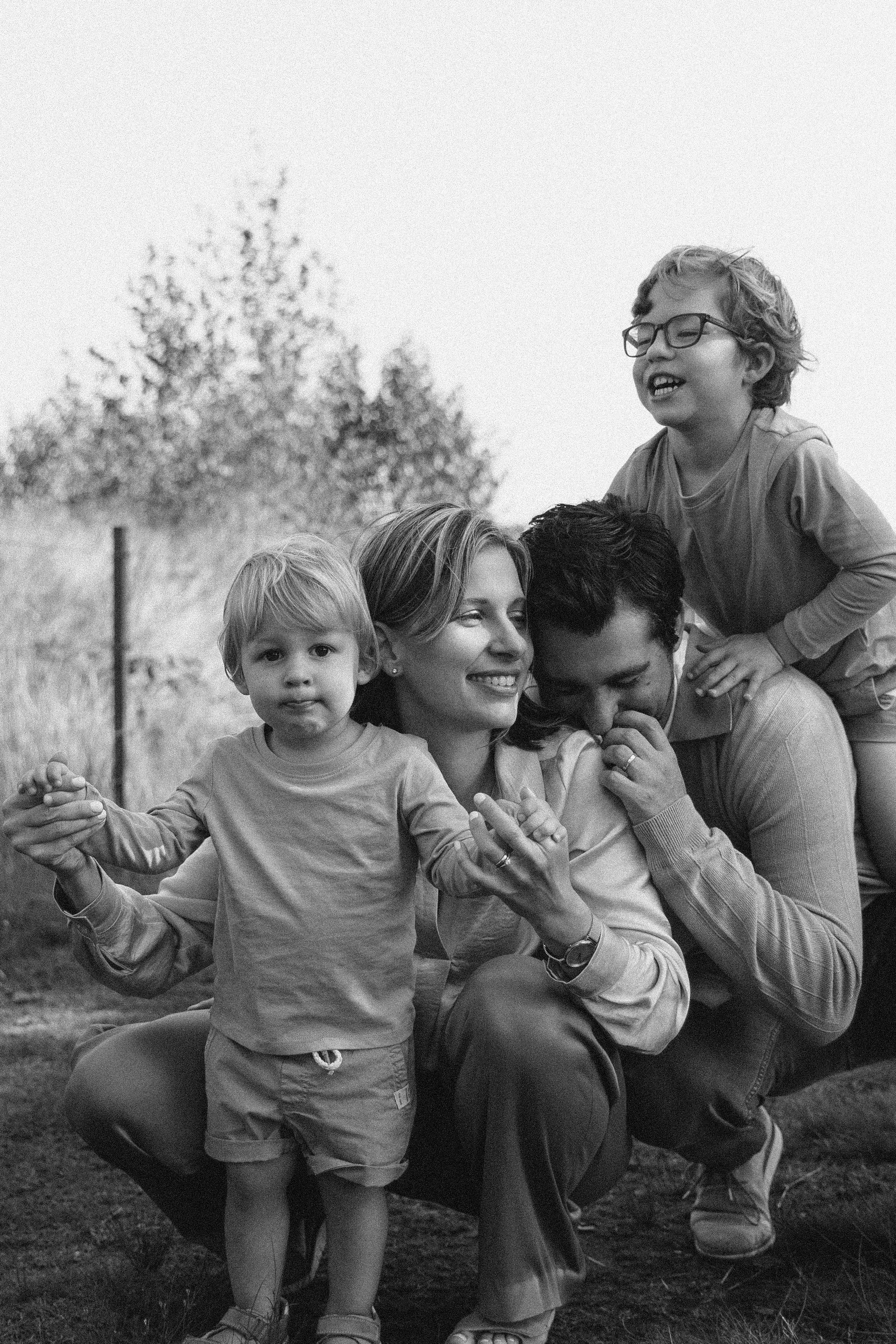 Семья из четырех, фотосессия в лесу. True self